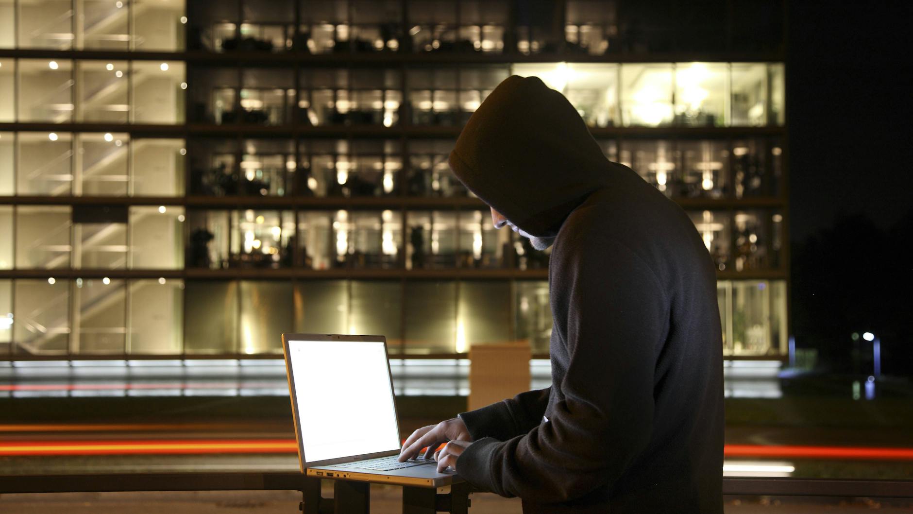 Ein Hacker bietet Daten von Paypal-Nutzern im Darknet an.