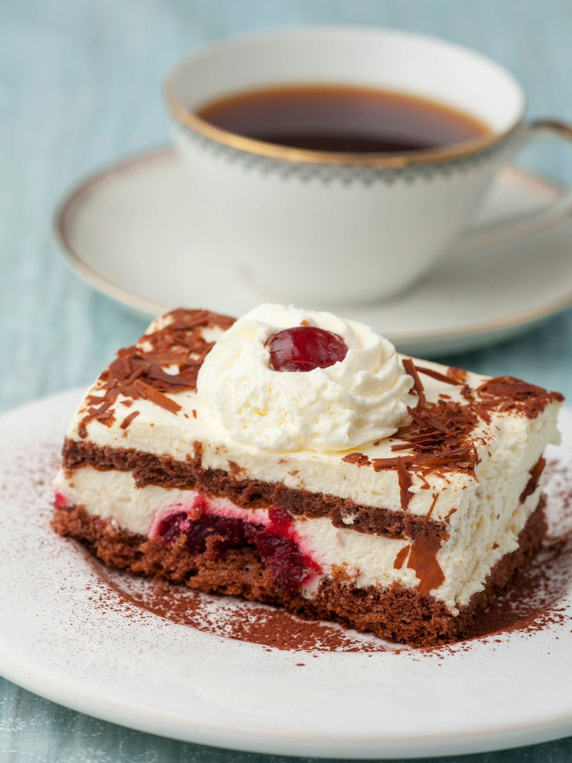 Bei unserem Rezept für Schwarzwälder Kirschtorte gibt es nur eine Biskuit-Schicht als Boden.