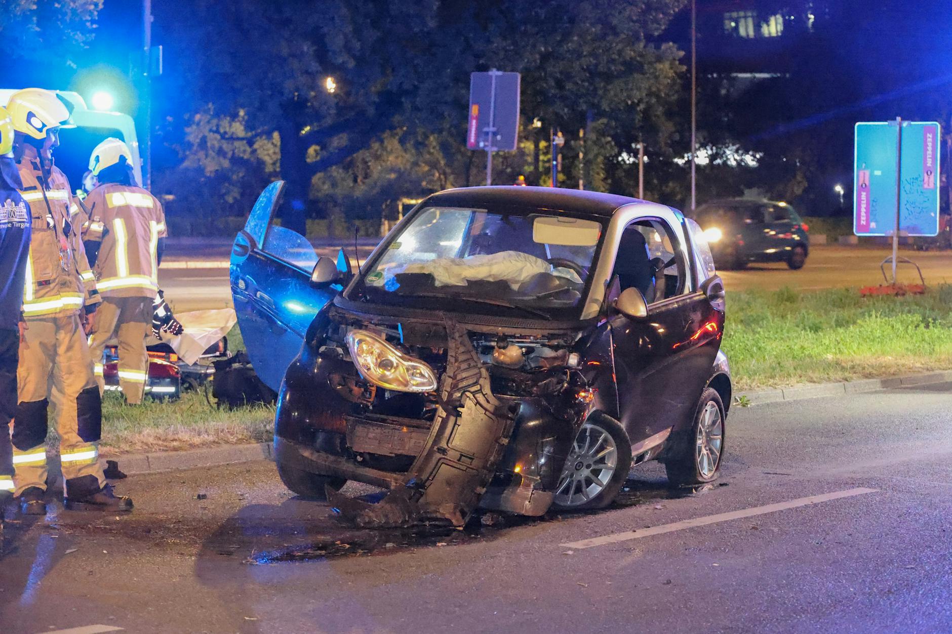 Verkehrsunfall auf der Potsdamer Straße: Ein Smart prallte in der Nacht gegen eine Ampel – die Beifahrerin wurde verletzt.