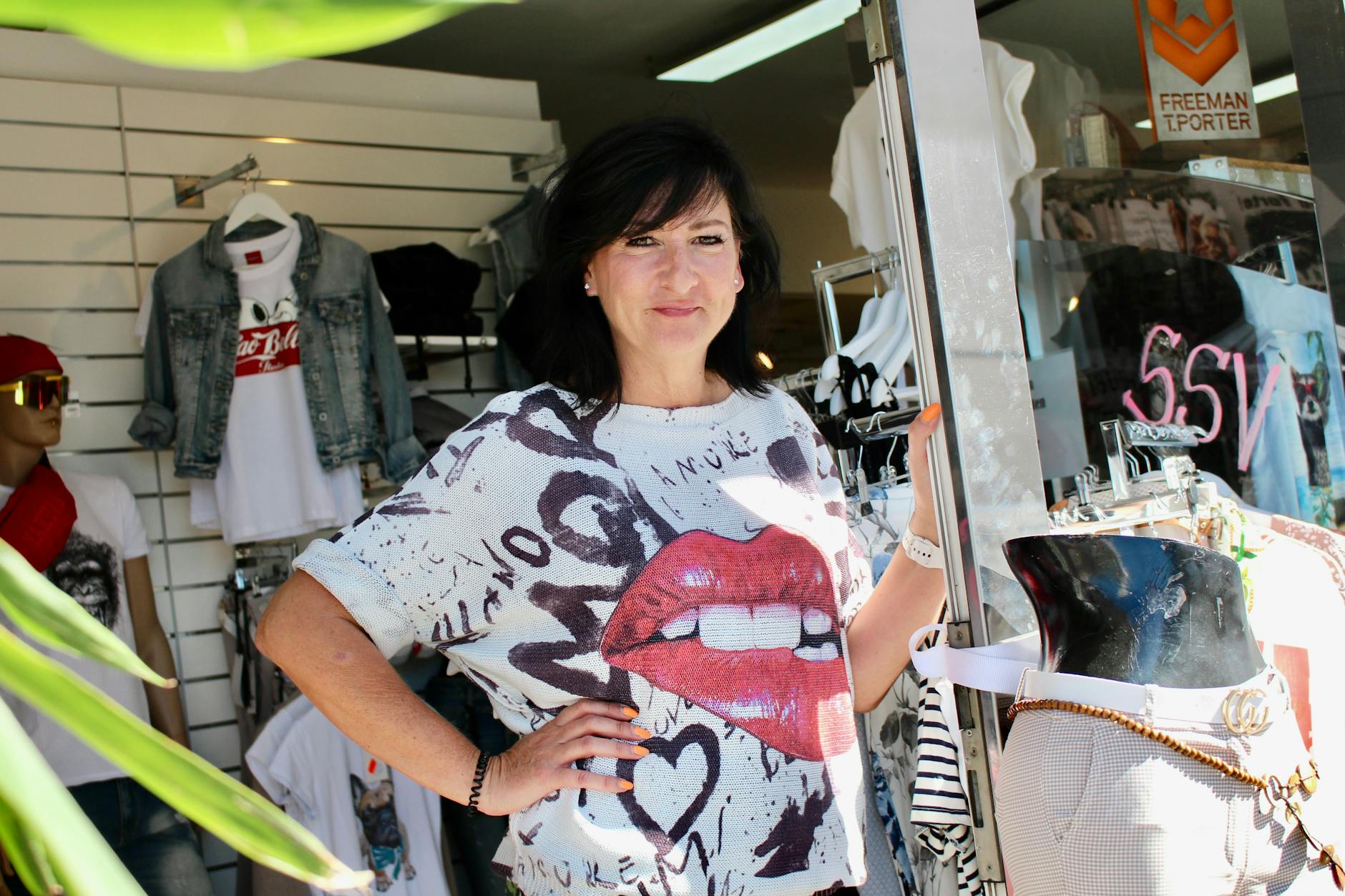 Kerstin Sosinski, die Chefin des Modegeschäfts „Snow and Sun” am Elcknerplatz, kämpft seit Beginn der Vollsperrung um ihre Kundschaft. Zudem hilft sie täglich bis zu 50 Menschen, sich durch das Baustellenchaos zu wurschteln. „Wohin?”, ist die oft gestellte Frage.