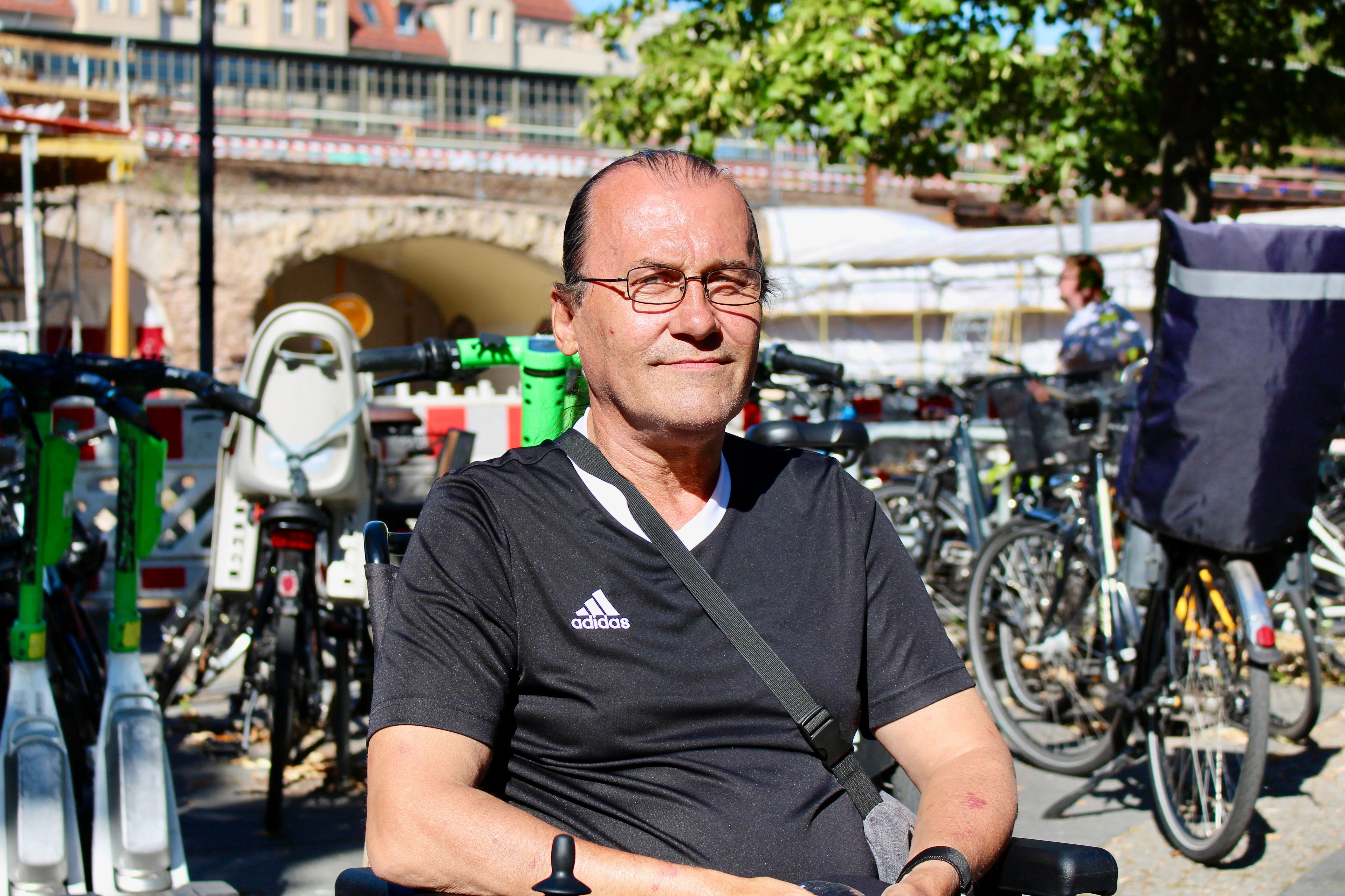 Ralph Scholz kämpft sich mit dem Rollstuhl durch die provisorische Unterführung am Bahnhof Köpenick: „Der Boden ist so wellig, ich setze ständig auf.“