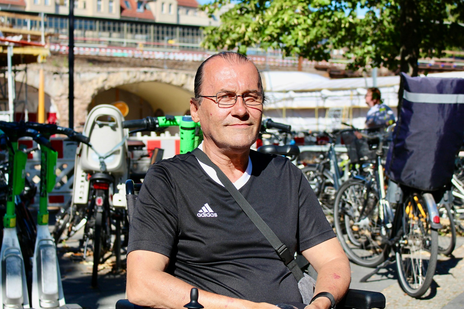 Ralph Scholz kämpft sich mit dem Rollstuhl durch die provisorische Unterführung am Bahnhof Köpenick: „Der Boden ist so wellig, ich setze ständig auf.“