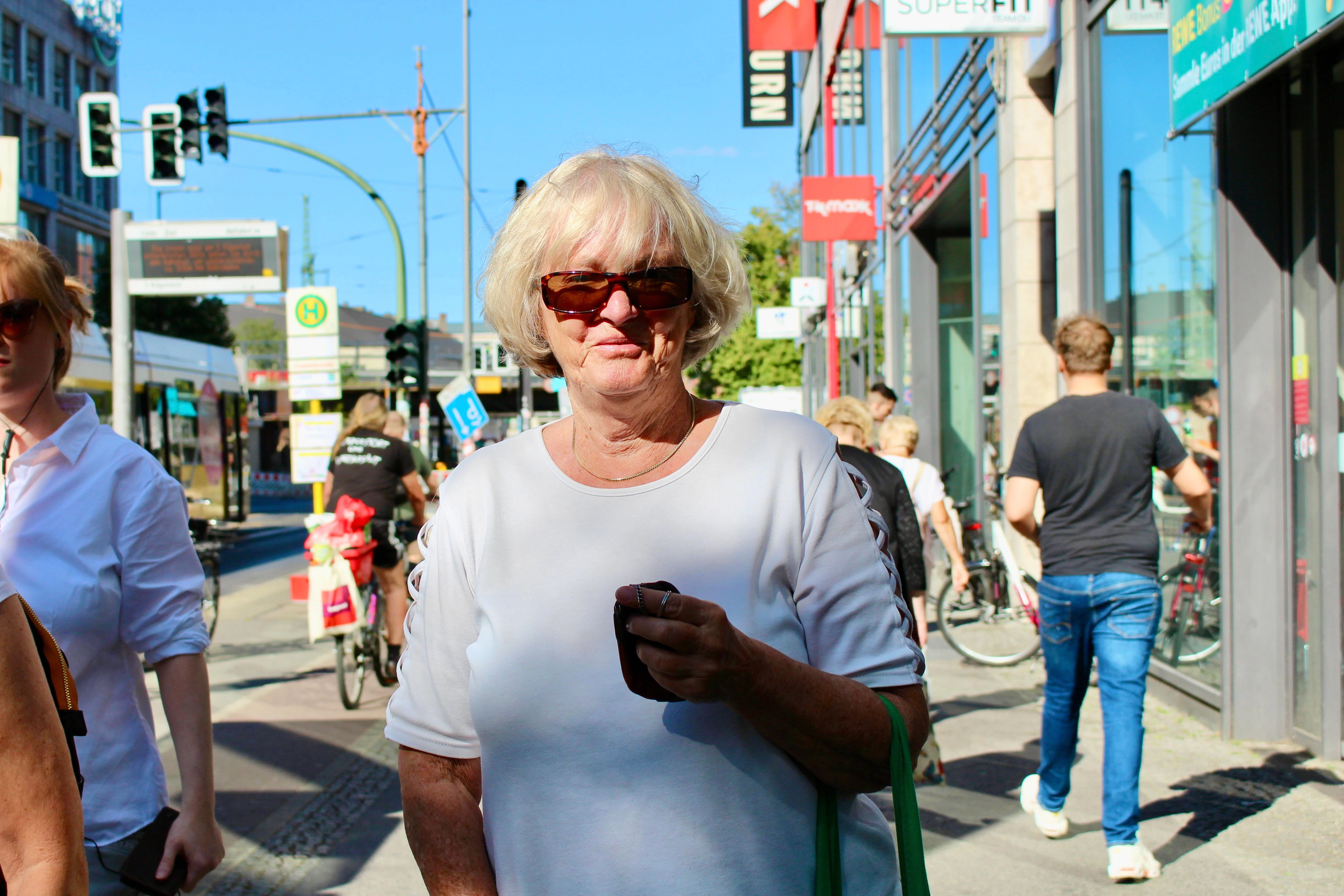 Rentnerin Beate Gründer erlebt die Sperrung täglich. Parkplätze fehlen, alles ist verstopft, undurchsichtig sei es obendrein. „Für Berufstätige ist das eine Zumutung.“