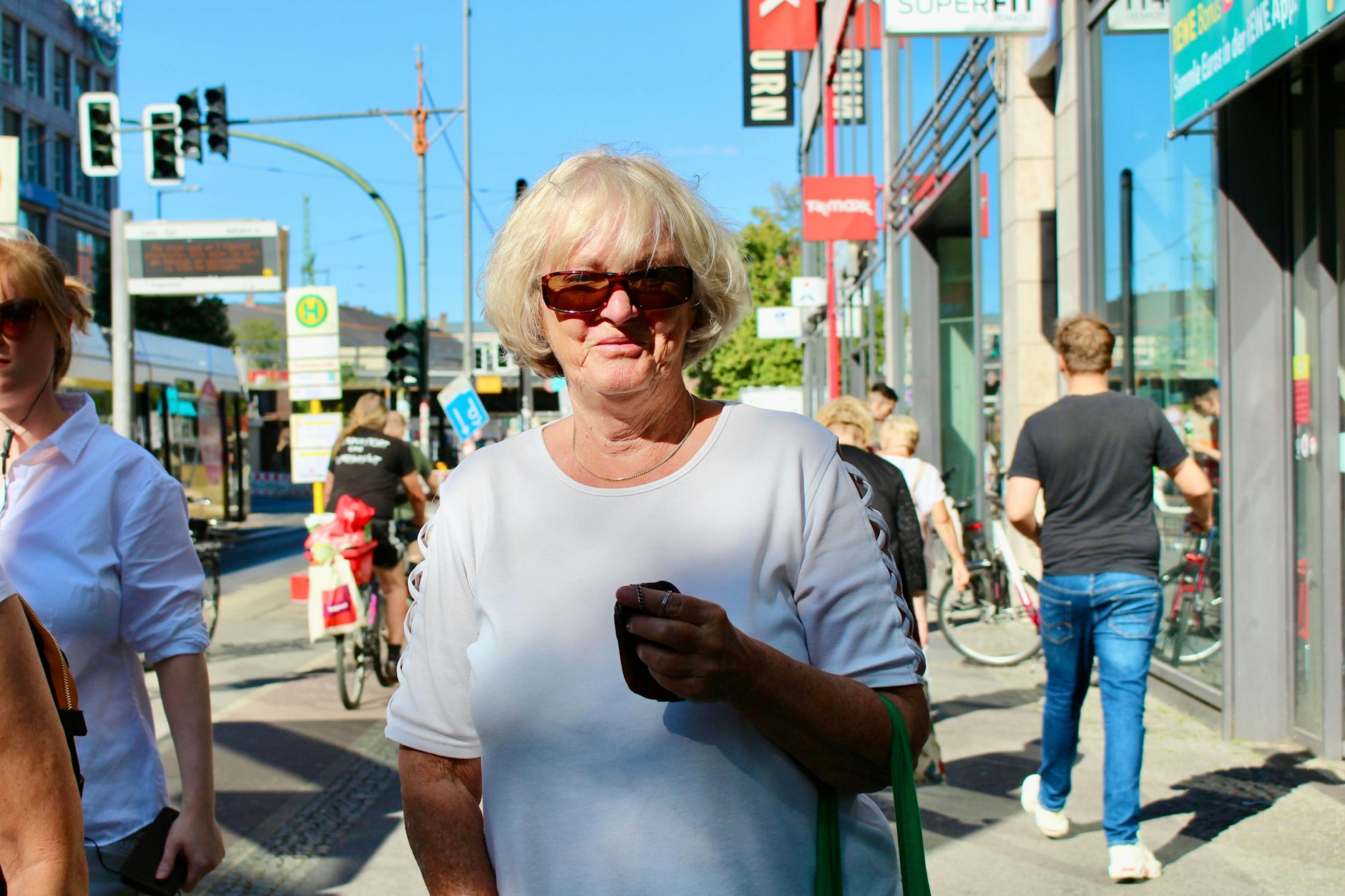 Rentnerin Beate Gründer erlebt die Sperrung täglich. Parkplätze fehlen, alles ist verstopft, undurchsichtig sei es obendrein. „Für Berufstätige ist das eine Zumutung.“