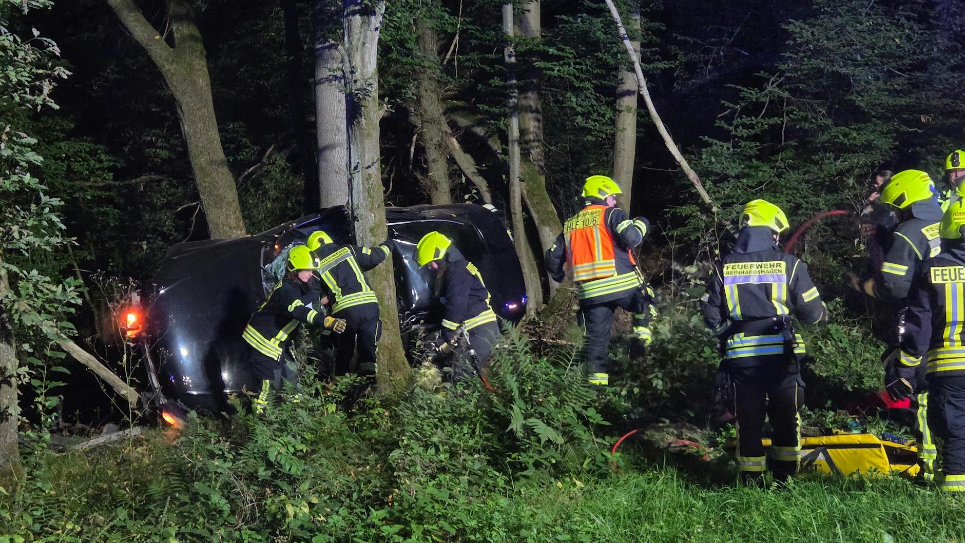 Etliche Retter waren im Einsatz, doch für die vier Insassen des Unfallwagens kam jede Hilfe zu spät.