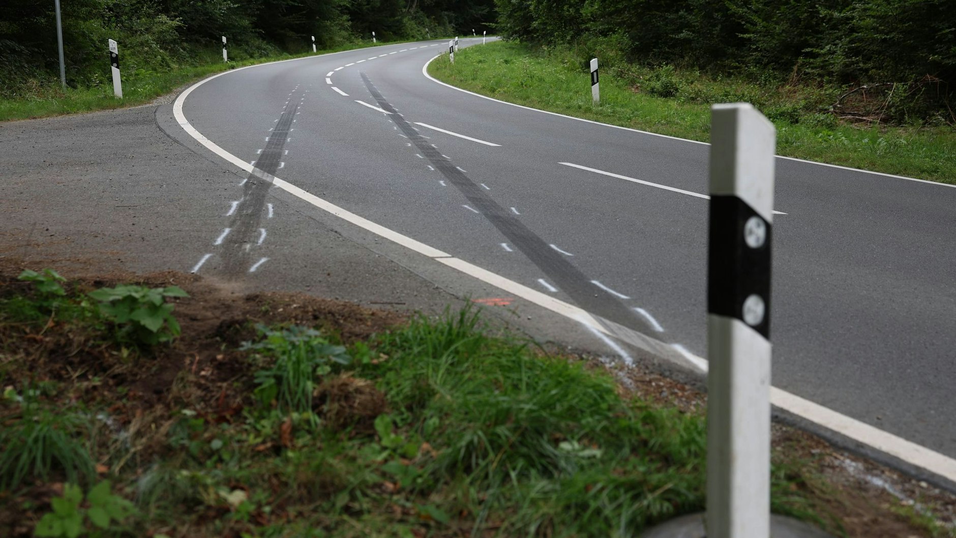 Markierungen am Unfallort zeigen, wo das Auto von der Fahrbahn abkam.