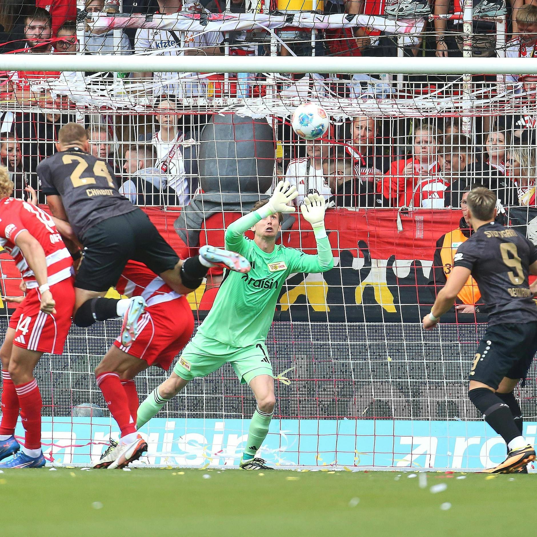 Union-Torwart Frederik Rönnow mit Glanzparade bei Jeff Chabots Kopfball für den VfB Stuttgart.