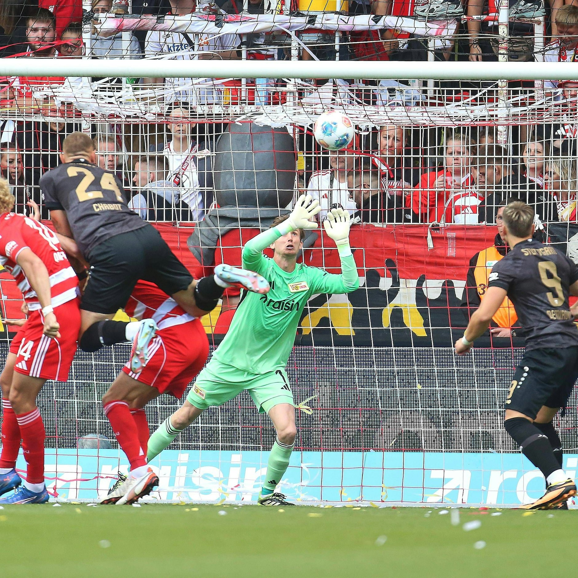 Union-Torwart Frederik Rönnow mit Glanzparade bei Jeff Chabots Kopfball für den VfB Stuttgart.