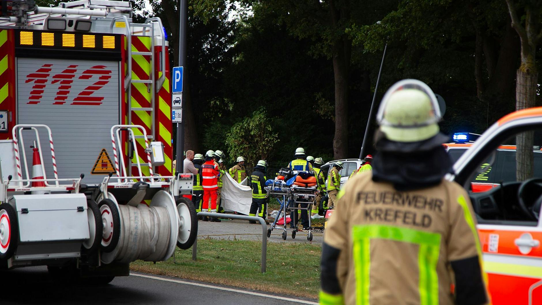 Retter sperrten die Unglücksstelle ab. Bei dem Unfall starben zwei Menschen.