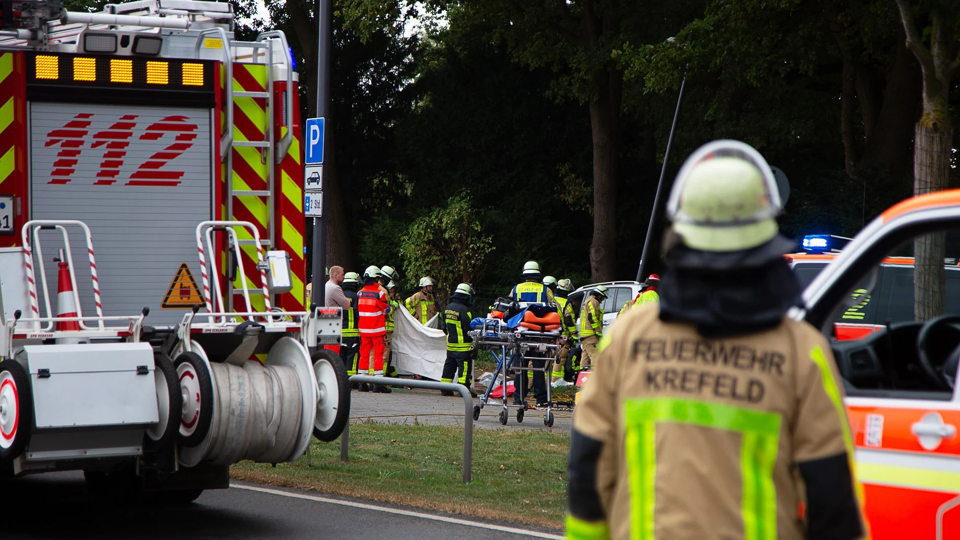 Retter sperrten die Unglücksstelle ab. Bei dem Unfall starben zwei Menschen.