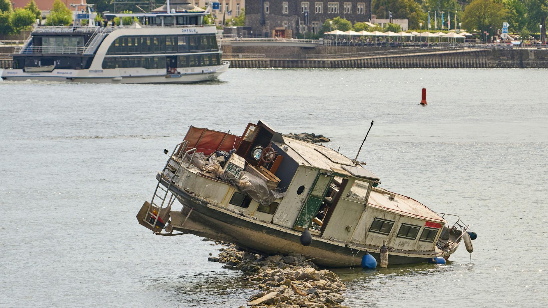 Die Bergung kommt die beiden Skipper teuer zu stehen. Am Montag ist eine Bergungsaktion geplant.
