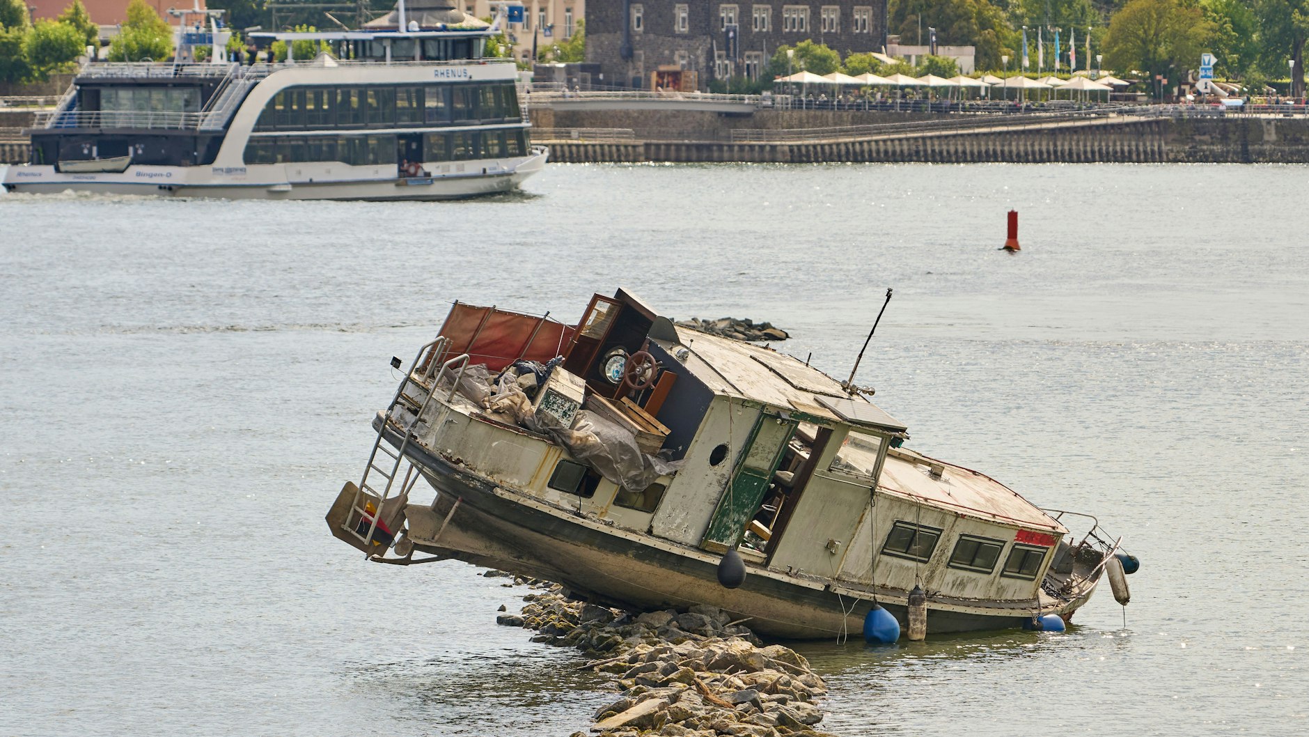 Die Bergung kommt die beiden Skipper teuer zu stehen. Am Montag ist eine Bergungsaktion geplant.