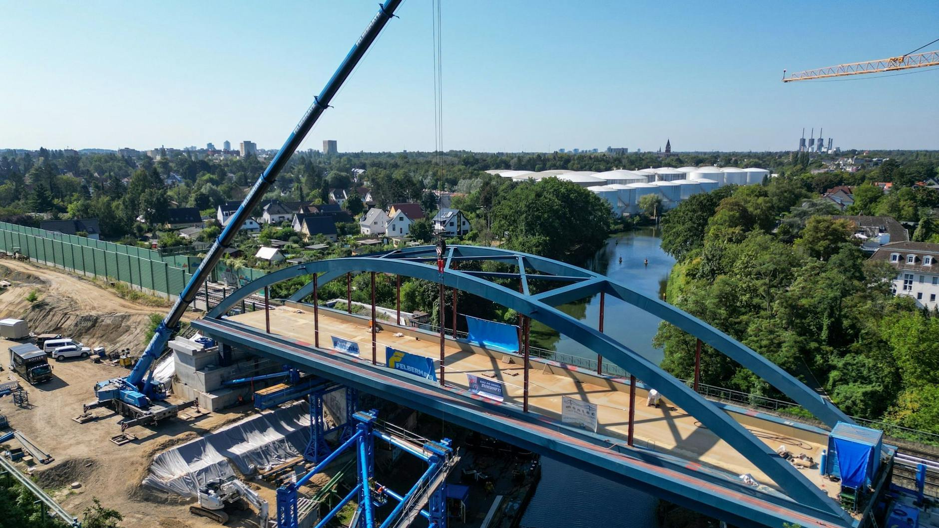 Blick auf die Baustelle nach dem Einbau der Teltowkanalbrücke für den Ausbau der Dresdner Bahn.