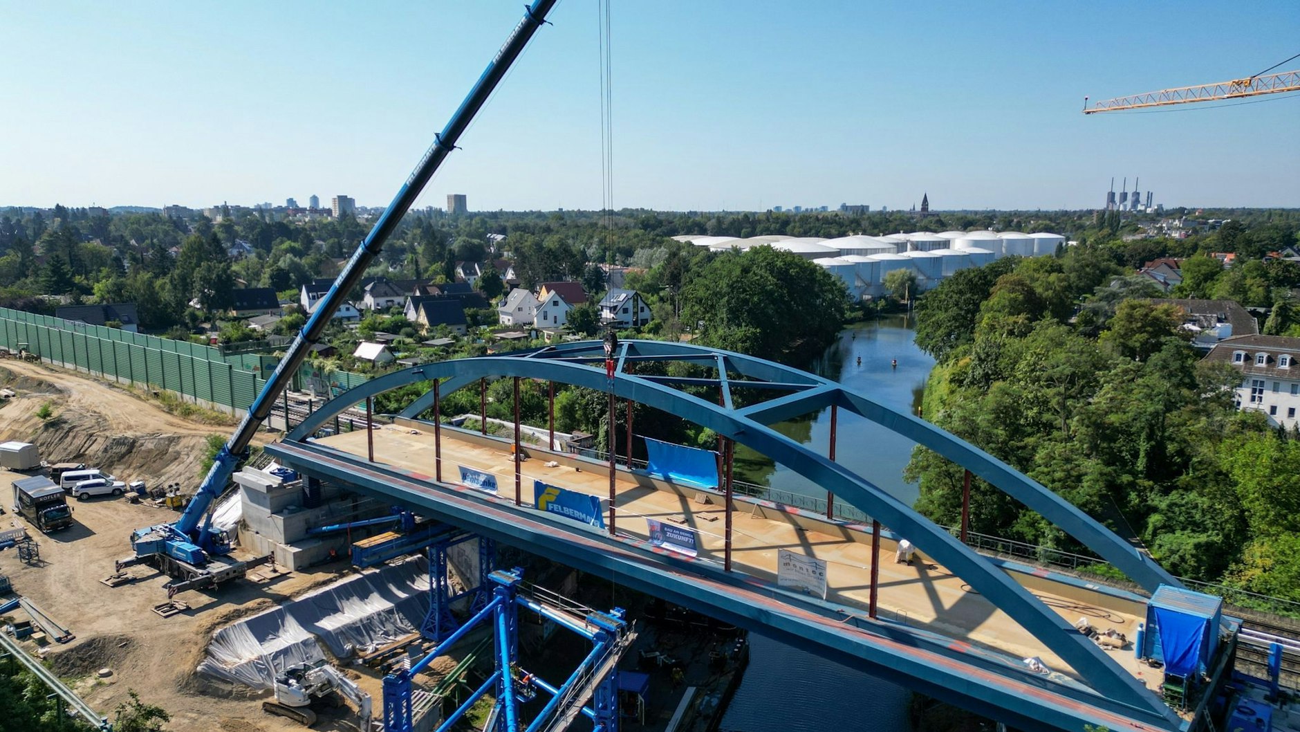Blick auf die Baustelle nach dem Einbau der Teltowkanalbrücke für den Ausbau der Dresdner Bahn.