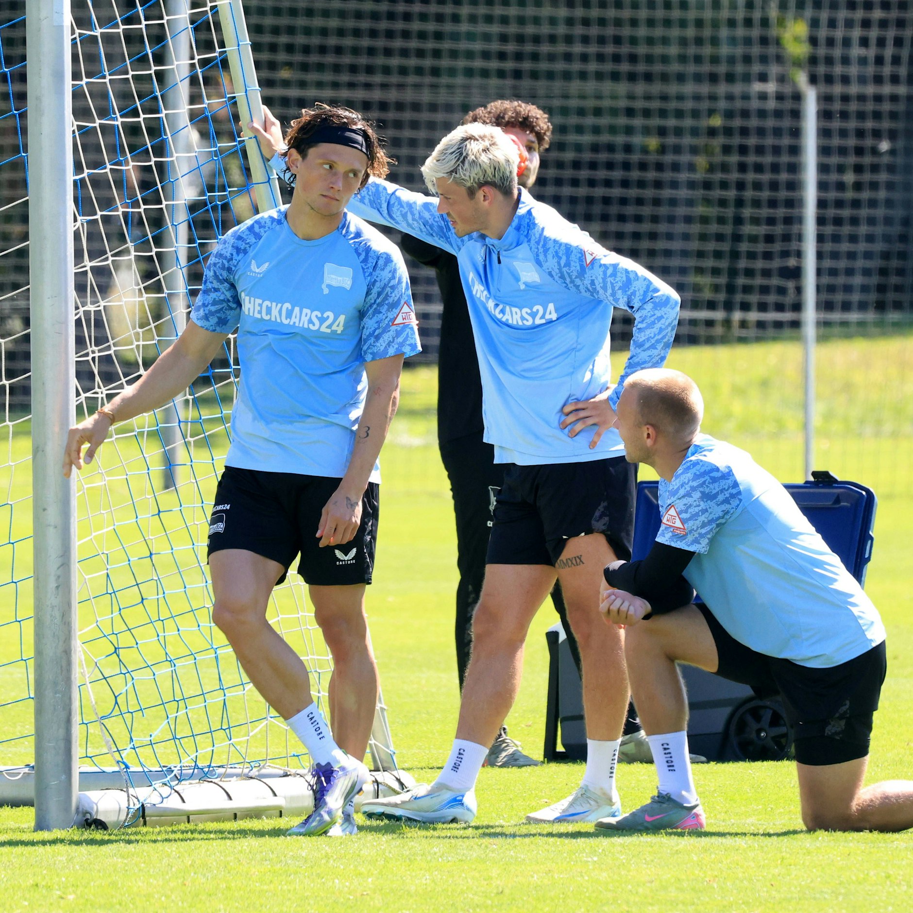 Kapitän Fabian Reese mit Sturmpartner Dawid Kownacki und Jon Thorsteinsson im Trainingsgespräch.
