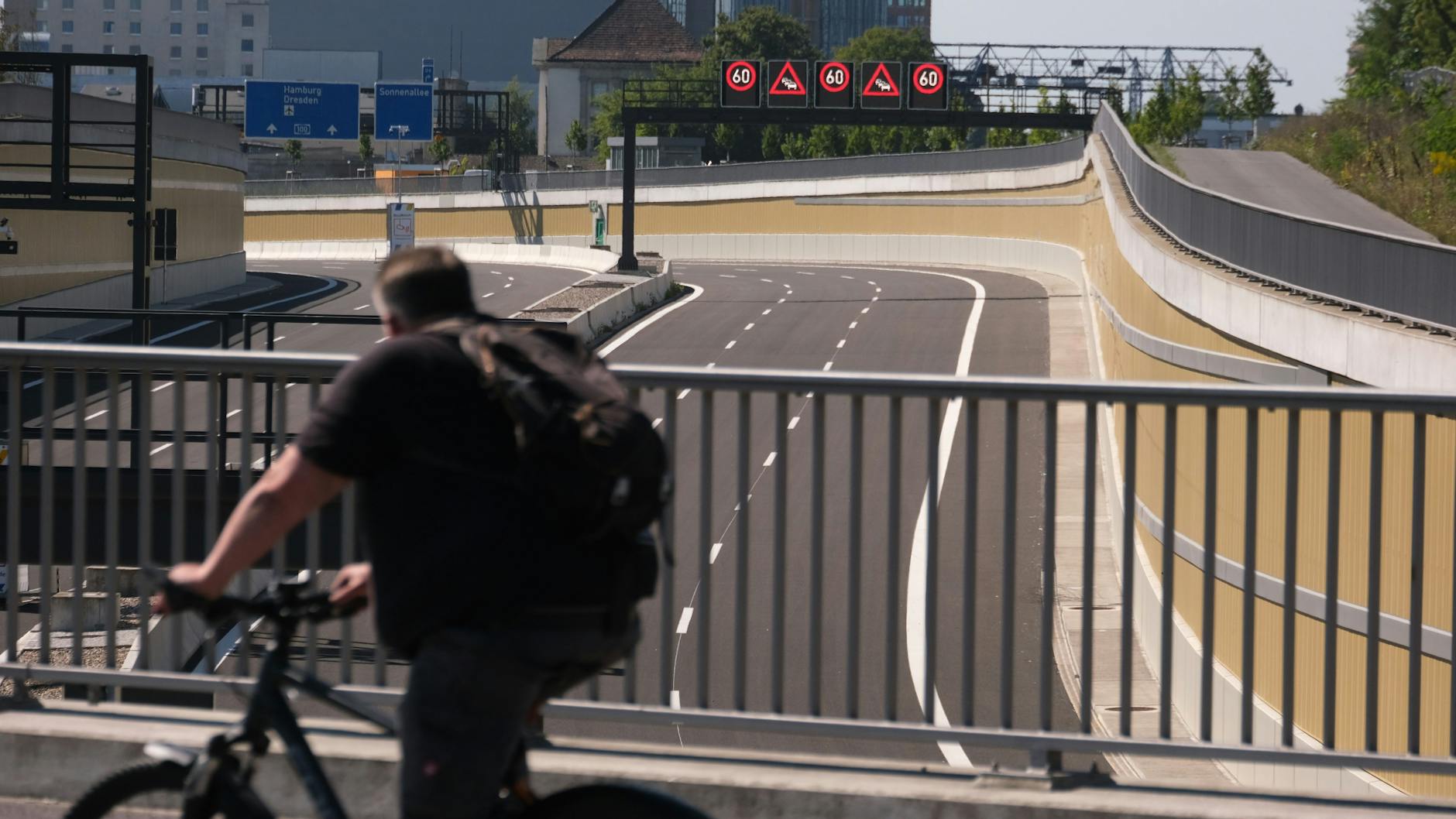 Am Mittwoch soll der neue Abschnitt der A100 eröffnet werden.