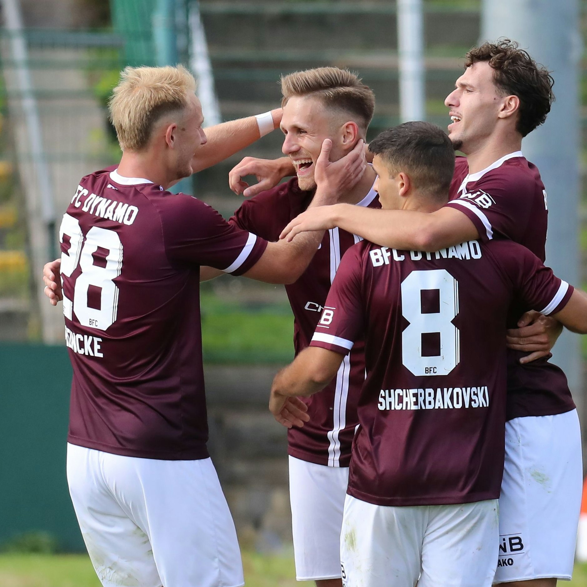 Klar, dass Willi Reincke (l.) sich besonders über das 1:1 und auch mit dem Torschützen Leandro Putaro (2.v.l.) freut.