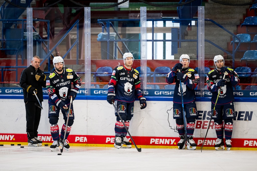 Eisb-ren-starten-mit-Siegen-Andy-Eder-ist-gleich-mal-in-Tor-Laune
