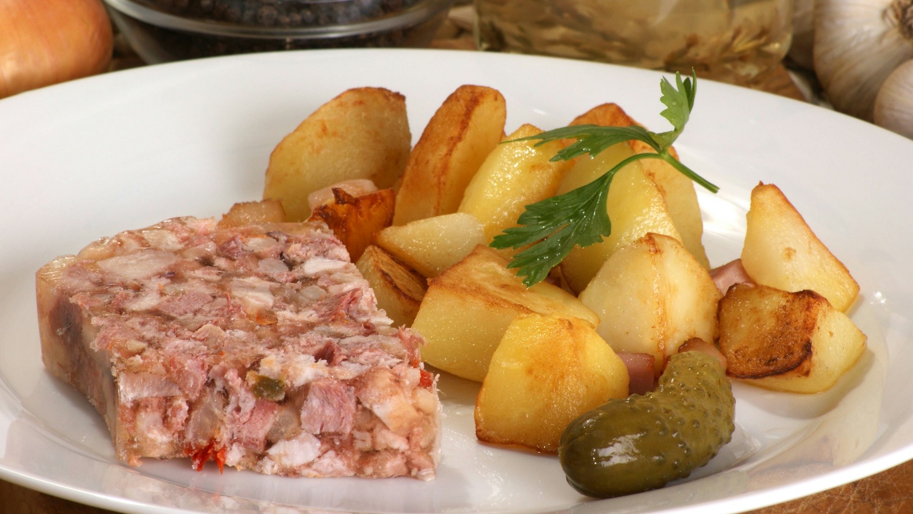 Sülze mit Bratkartoffeln ist in vielen Teilen Deutschlands ein echter Klassiker der Hausmannskost.