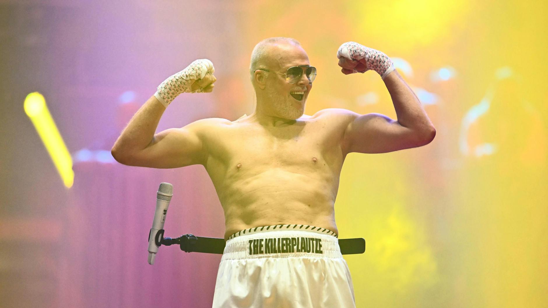 Comeback-Start vor einem Jahr. Entertainer Stefan Raab zeigt seine Muskeln bei einem Show-Boxkampf mit Ex-Boxweltmeisterin Regina Halmich.
