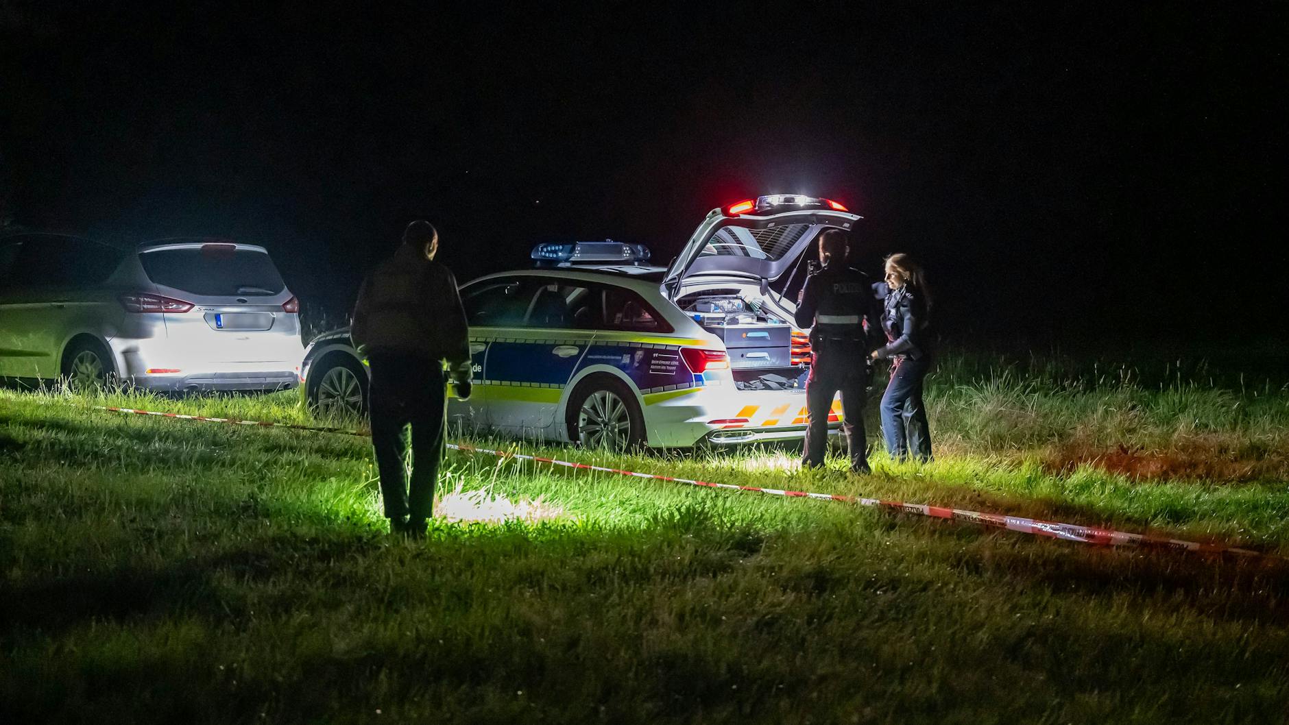 Polizisten sichern am 5. August nahe Weitefeld, wo der Dreifachmord geschah, die Stelle ab, an der die Leiche von Alexander M. gefunden wurde.
