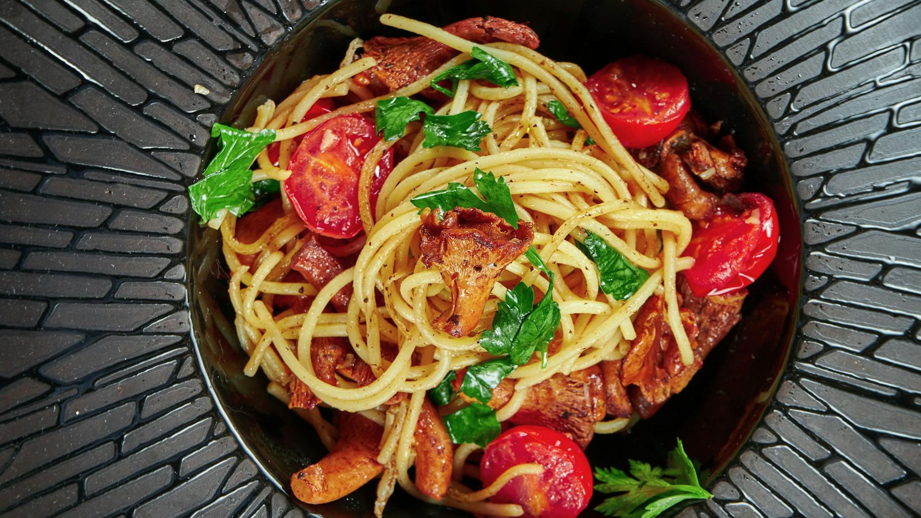 Auch sehr lecker! Pfifferlinge mit Spaghetti, Cocktailtomaten und Rucola oder Petersilie.