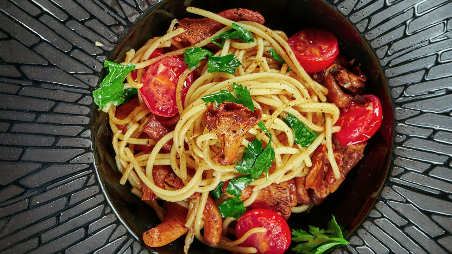 Auch sehr lecker! Pfifferlinge mit Spaghetti, Cocktailtomaten und Rucola oder Petersilie.