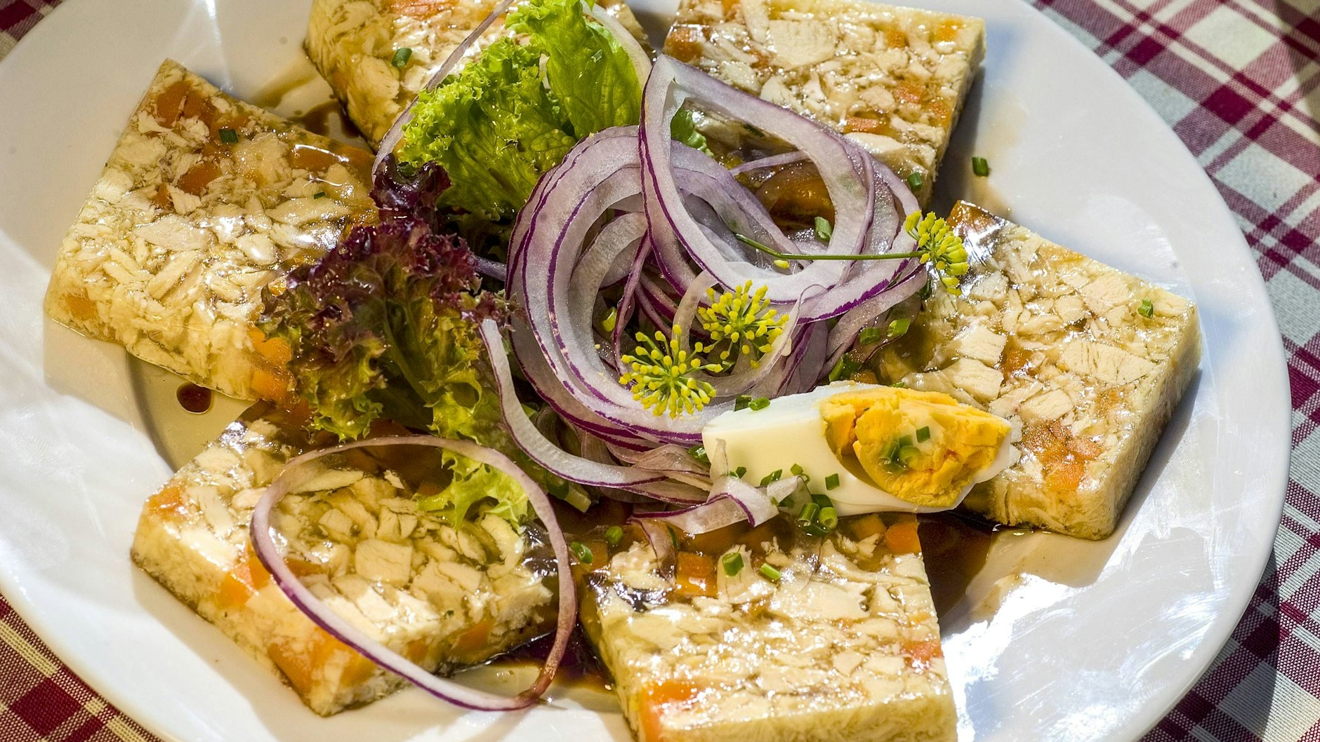Sülzkotelett aus Omas Kochbuch gibt's auch beim Fleischer - doch mit unserem Rezept können Sie es auch ganz leicht selber machen.