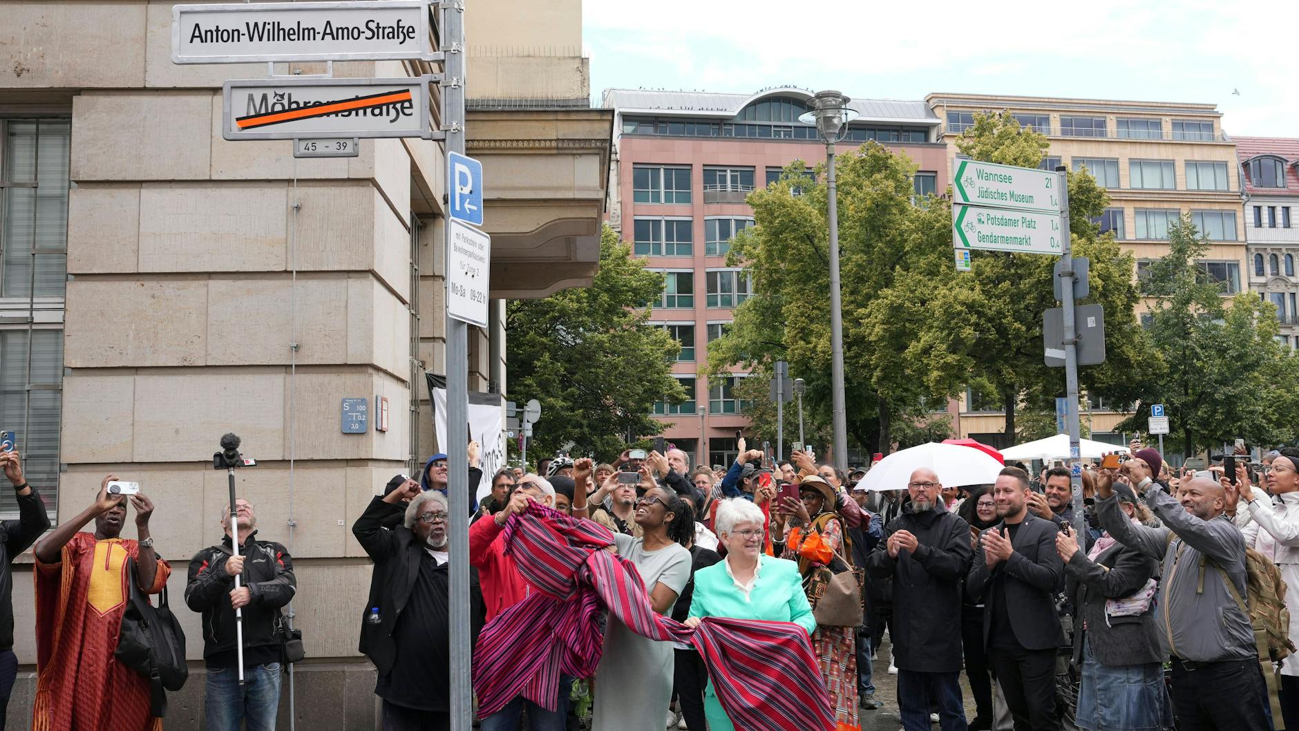 Umbenennung der Mohrenstraße: Bezirksbürgermeisterin Stefanie Remlinger (Grüne) hat das neue Straßenschild mit dem Namen Anton-Wilhelm-Amo-Straße enthüllt.