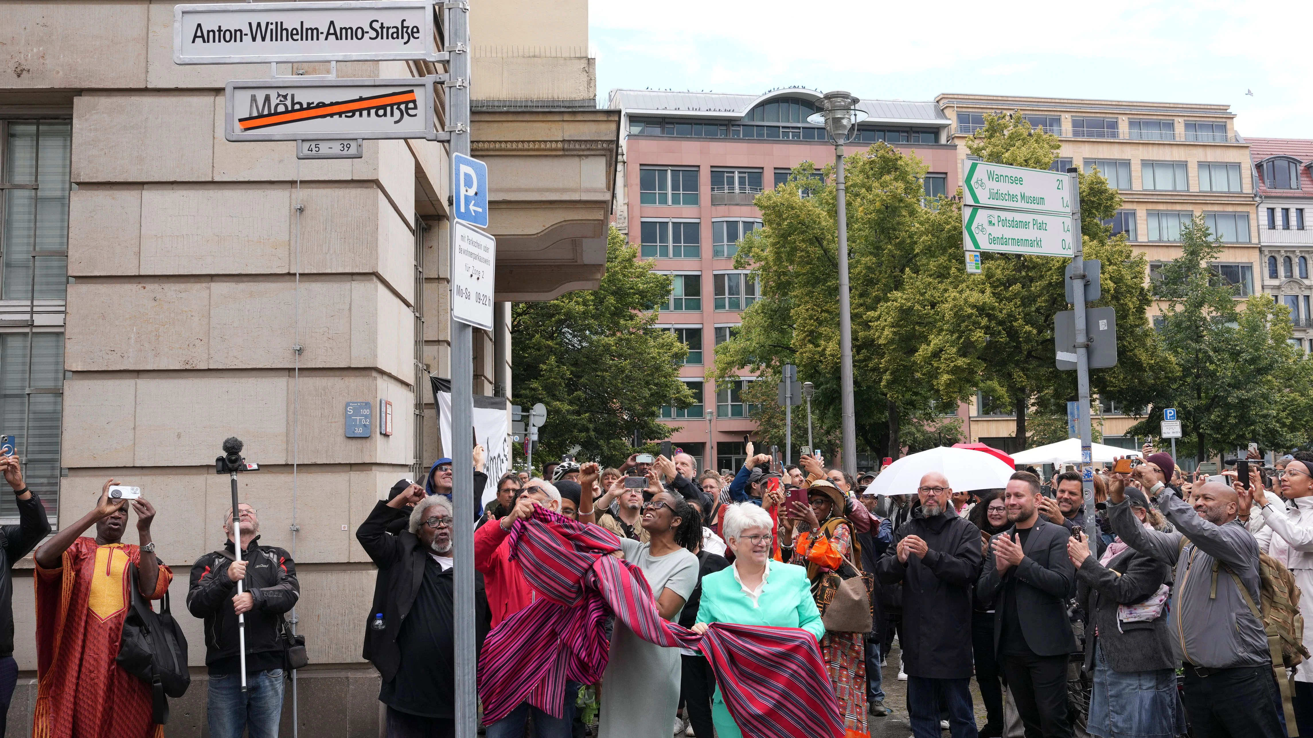 Umbenennung der Mohrenstraße: Bezirksbürgermeisterin Stefanie Remlinger (Grüne) hat das neue Straßenschild mit dem Namen Anton-Wilhelm-Amo-Straße enthüllt.