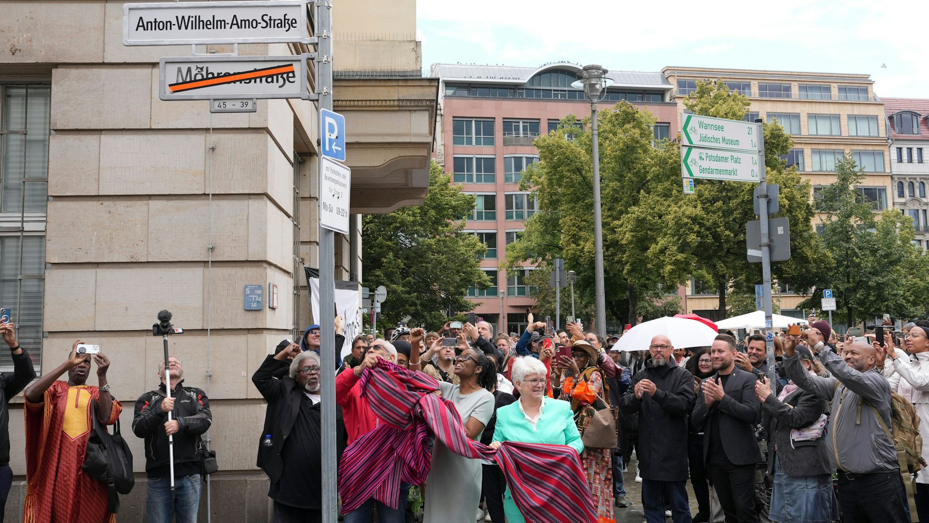 Umbenennung der Mohrenstraße: Bezirksbürgermeisterin Stefanie Remlinger (Grüne) hat das neue Straßenschild mit dem Namen Anton-Wilhelm-Amo-Straße enthüllt.