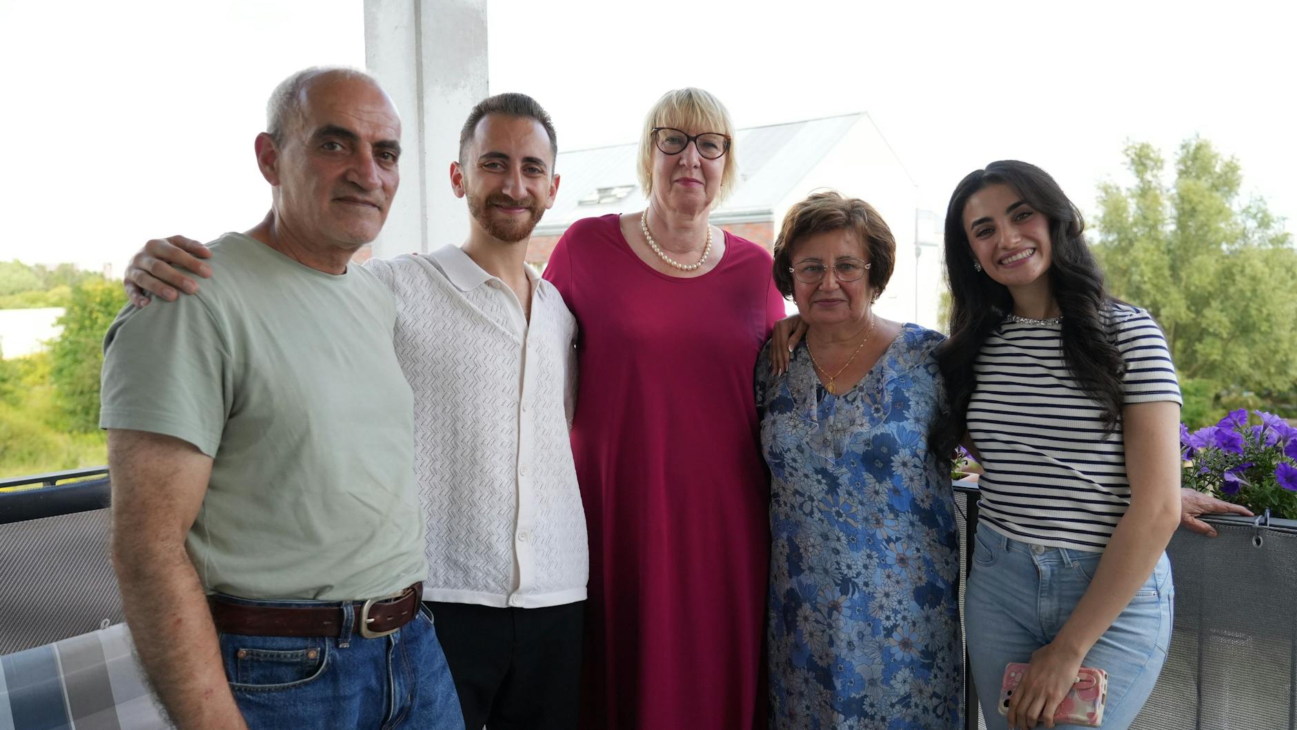 Patin Bettina Bachmann (Mitte) hatte für die syrische Familie gebürgt. So konnten die Eltern mit ihren Kindern wieder zusammen sein. Heute sind sie befreundet. Hier zusammen auf dem Balkon der Familie in Berlin-Karow.