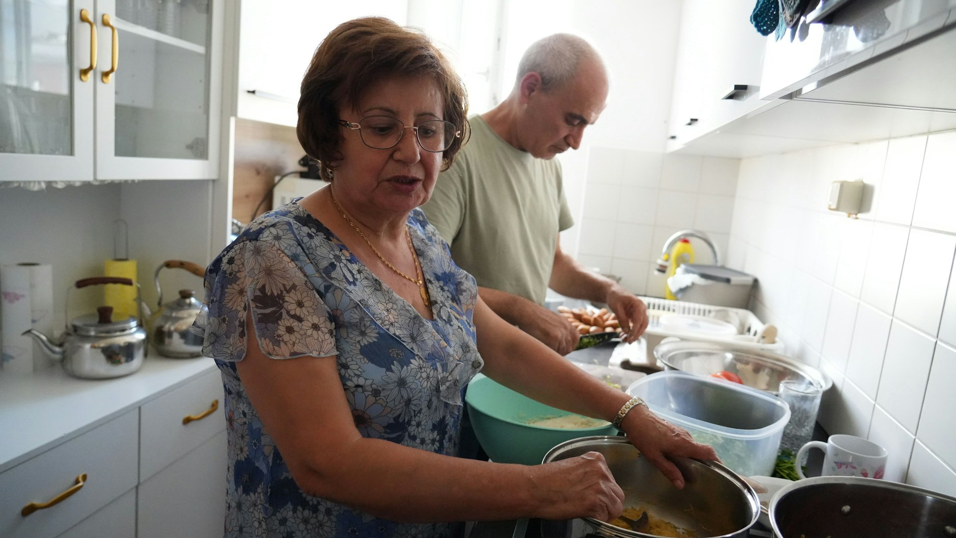 Rehab Daioub Naser und ihr Man Walid Aljwabra in der Küche ihrer Wohnung in Berlin-Karow. Hier kochen sie gerade syrisches Essen.