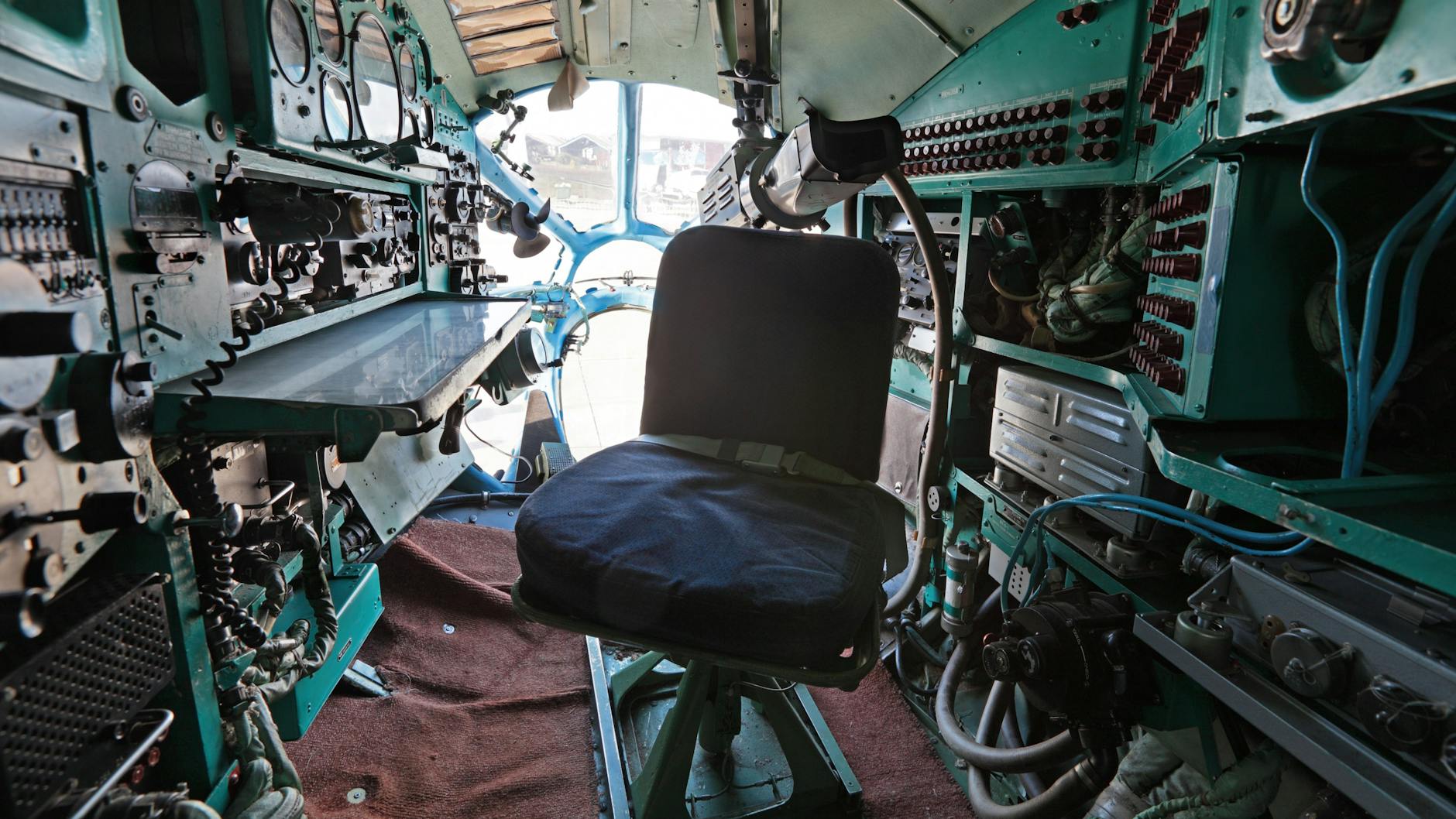 So sah es im Inneren der Tupolew aus: Das Foto zeigt die Kabine des Navigators in einer Maschine des gleichen Typs.