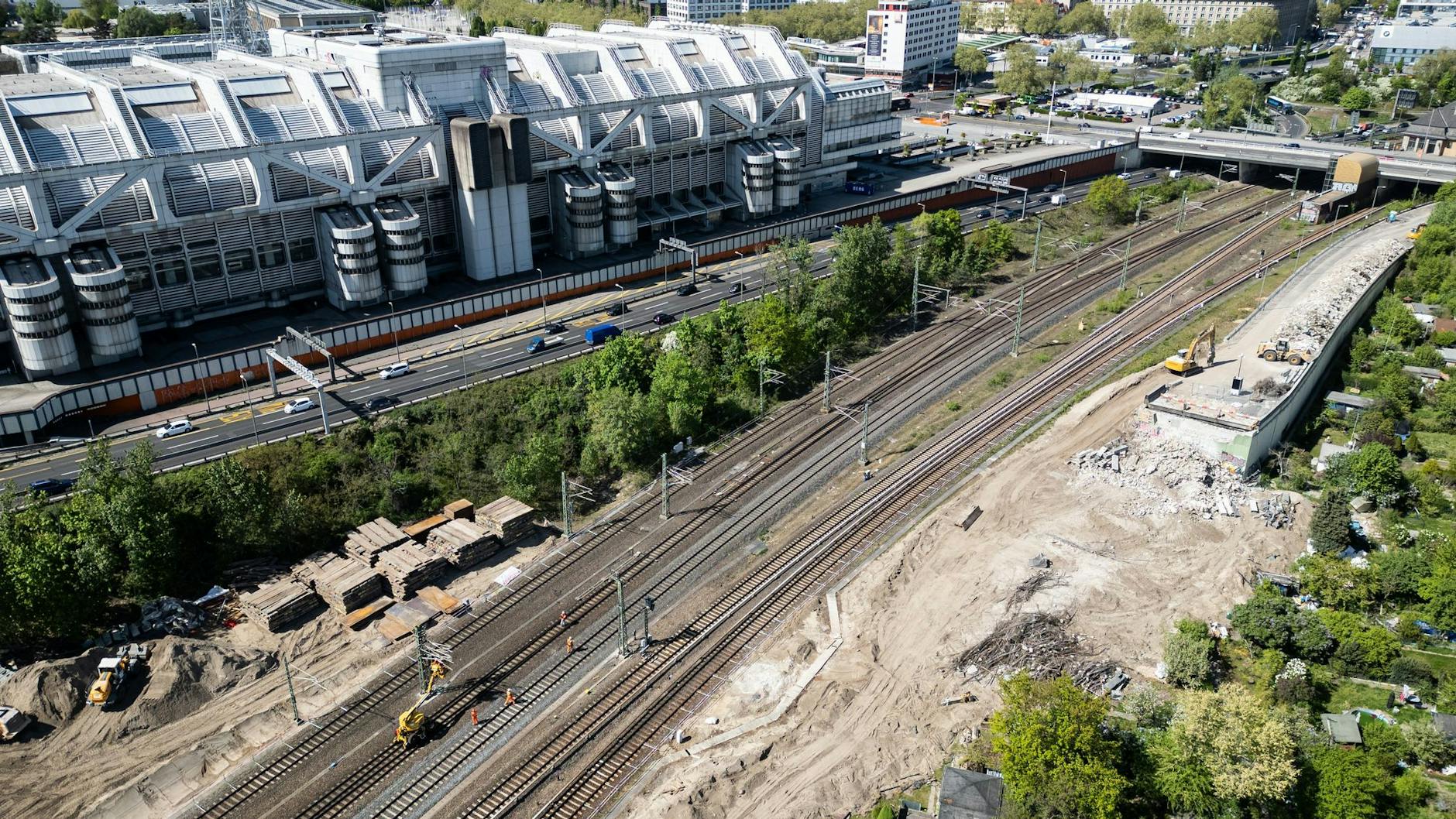 An den Gleisen der S-Bahn: Nur eine Auffahrt blieb nach dem Abriss der maroden Ringbahnbrücke übrig. Ab Mitte Oktober sollen hier die Arbeiten für den Neubau beginnen.