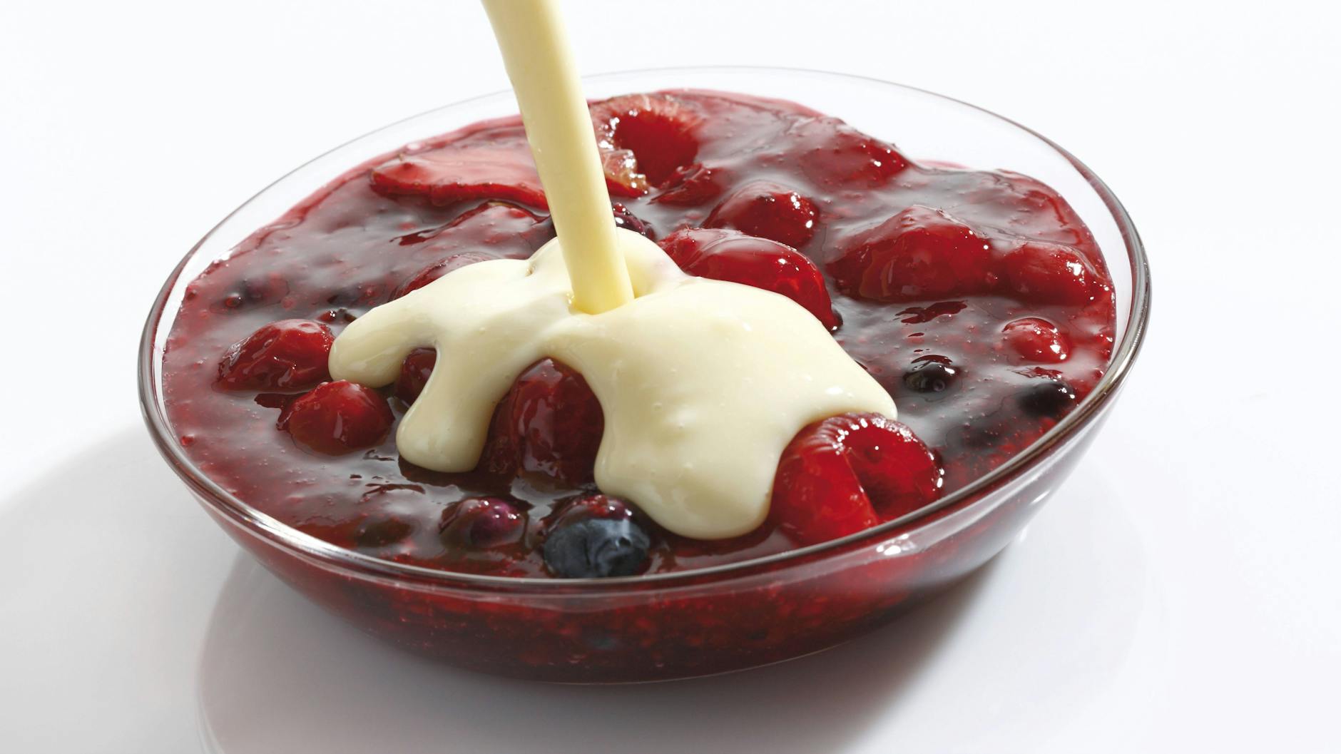 Rote Grütze gibt es in verschiedenen Varianten. Diese Version setzt auf Beeren. Mit unserem Rezept bereiten Sie die klassische Grütze aus dem Osten zu.