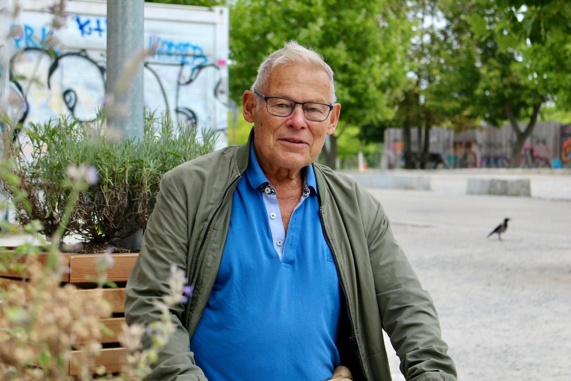 Dr. Hermann Dreier (83) kritisiert die Kosten des Projekts scharf: „45.000 Euro, das ist reiner Wahnsinn. Für mich wirkt der Cooling Point lieblos und überteuert.“
