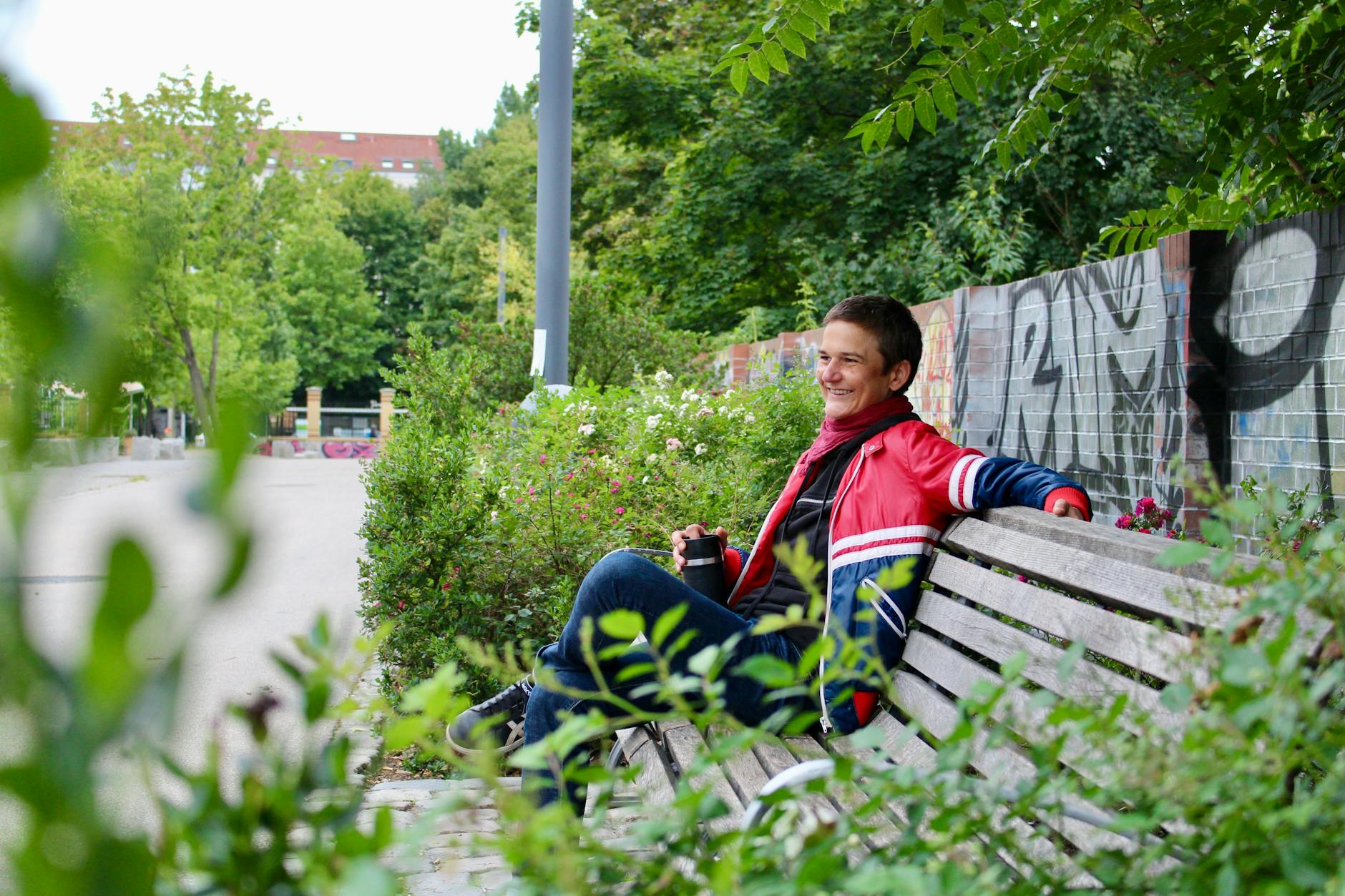Maria (35) aus Prenzlauer Berg, die ihren richtigen Namen nicht in der Zeitung lesen möchte, sagt: „Erst dachte ich, es sieht nett aus, fast wie ein Kunstwerk. Aber für 45.000 Euro hätte man besser Bäume pflanzen sollen.“