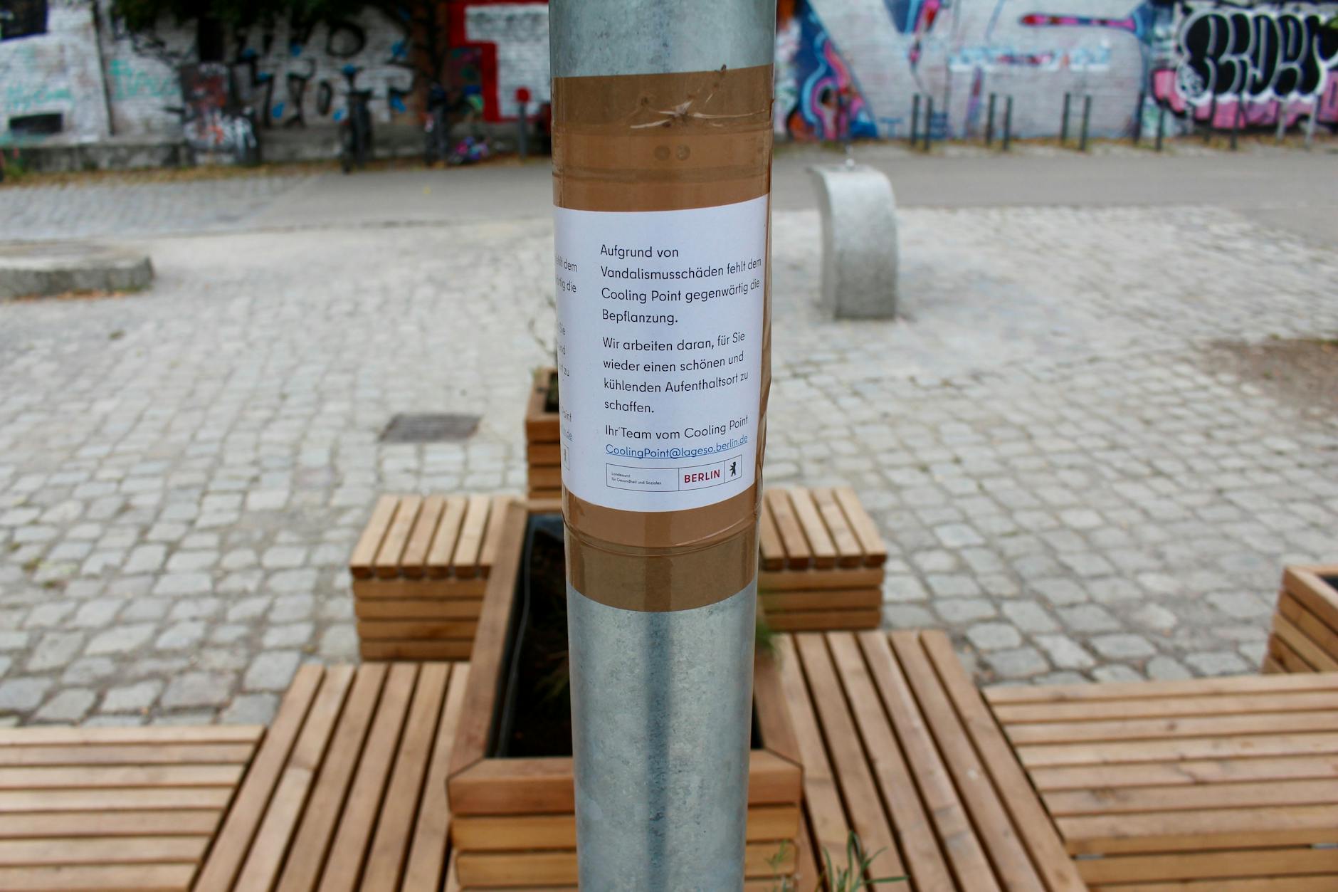 „Aufgrund von Vandalismus fehlt am Cooling Point momentan die Bepflanzung“, schreibt das Landesamt für Gesundheit und Soziales auf einen Zettel.