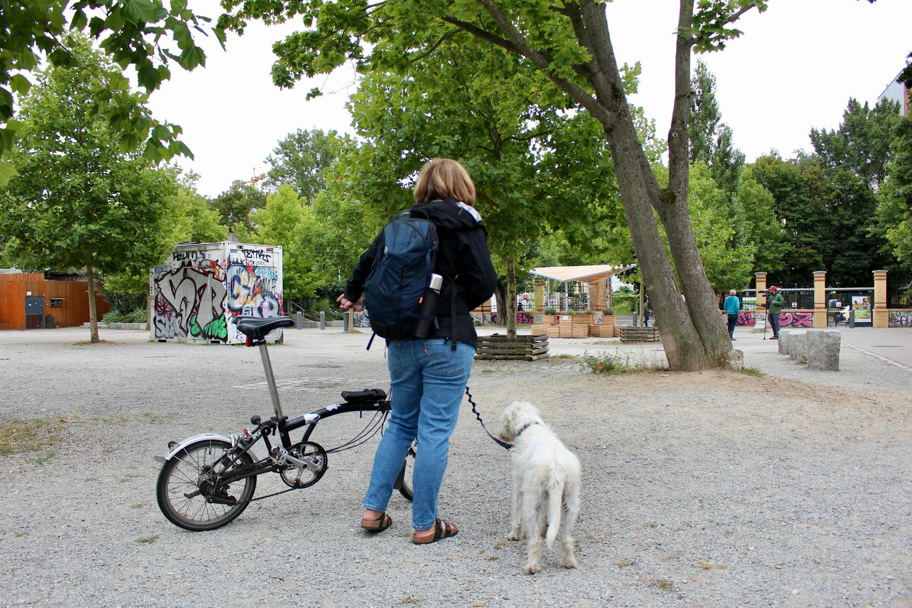 Julia (50) aus Mitte mit Hund Lola im Mauerpark: „Hier gibt es doch genug Bäume, wozu braucht man den Cooling Point?“