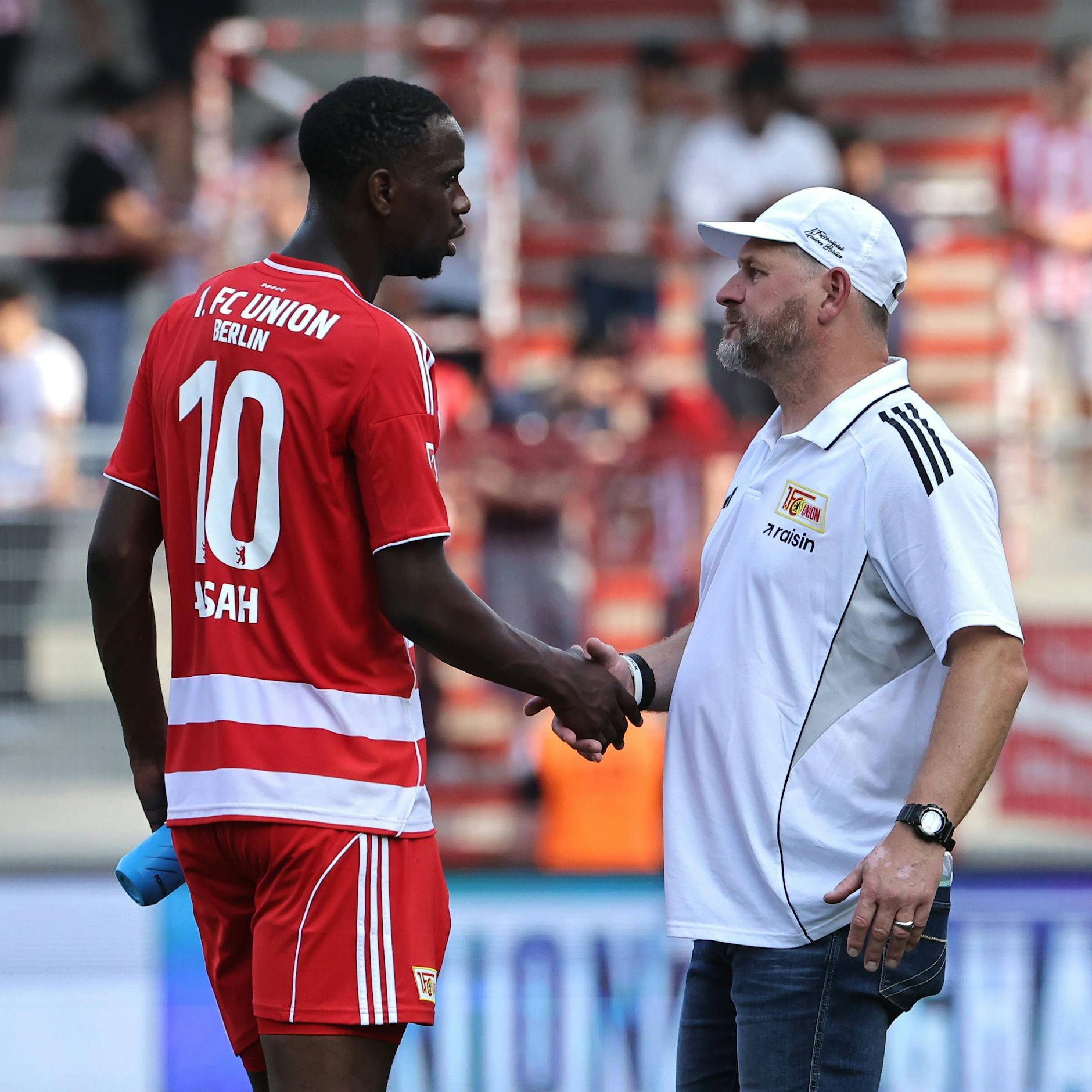 Gut gemacht! Union-Trainer Steffen Baumgart gratuliert Ilyas Ansah zu seinen zwei Traumtreffern beim 2:1 gegen Stuttgart.