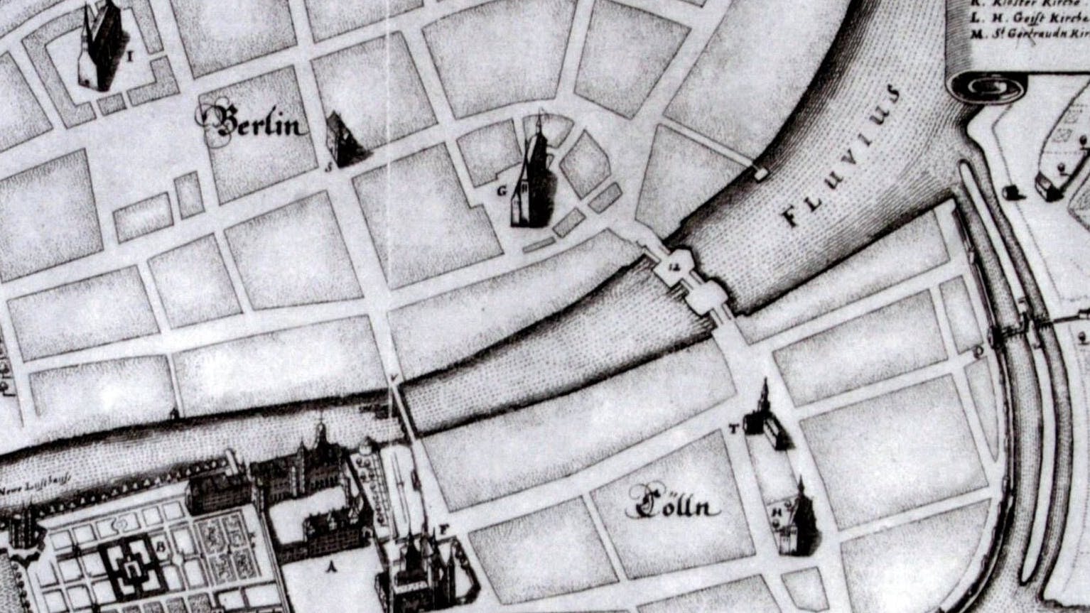 Der erste Stadtplan von 1650 zeigt noch Cölln (unten) und Berlin (oben), die unter anderem durch die Mühlendamm-Brücke verbunden waren. Zu sehen ist auf Berliner Seite die Nikolaikirche. Und dann war mit der Stadt auch schon Schluss. Es gibt noch nicht einmal den Alexanderplatz.