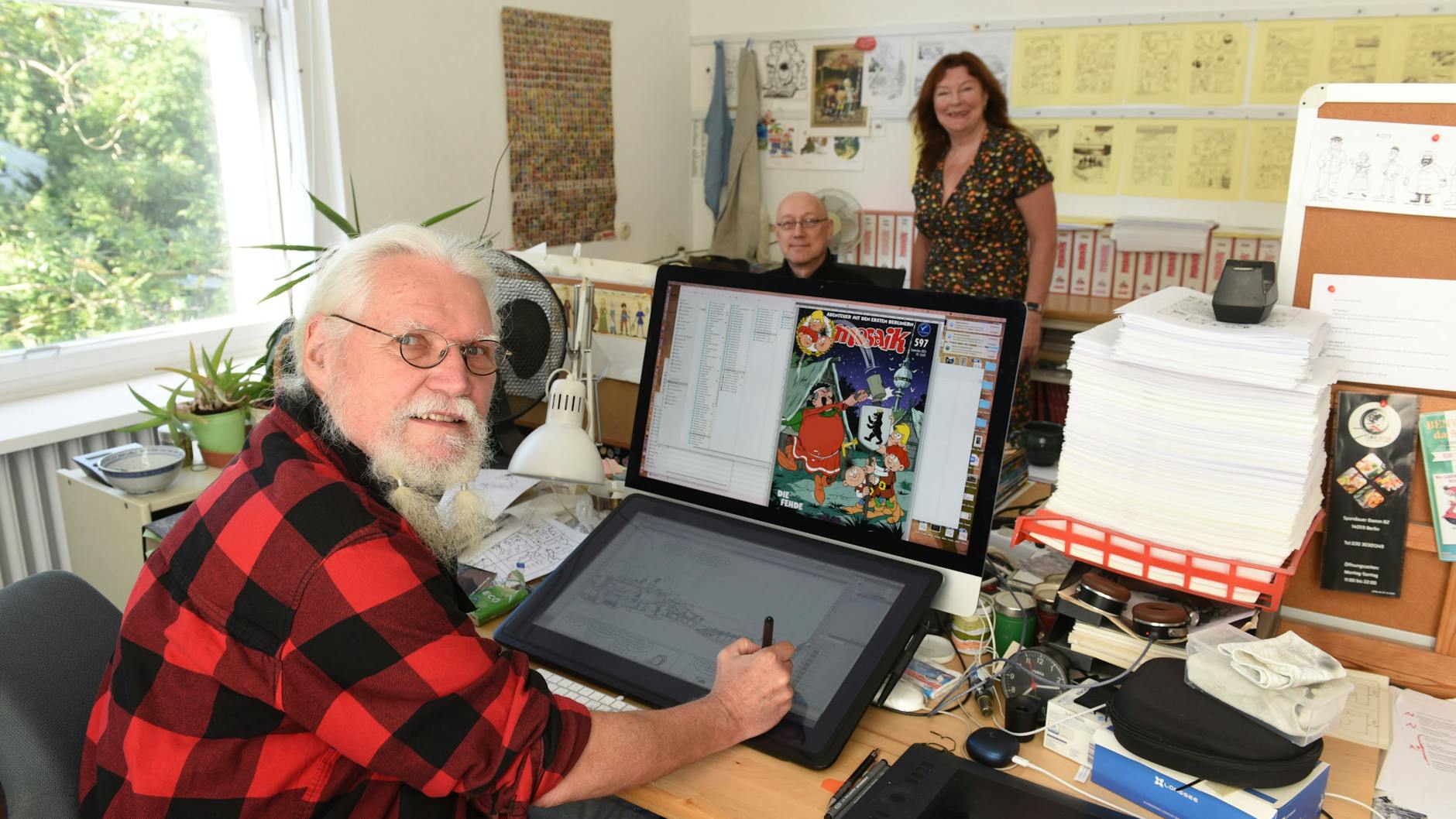 Jörg Reuter bearbeitet am Computer die Mosaik-Ausgabe. Seit 1980 ist er dabei.
