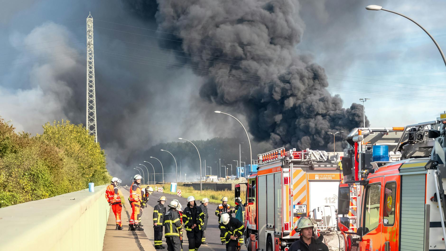 Die Feuerwehr war mit über 300 Einsatzkräften vor Ort.