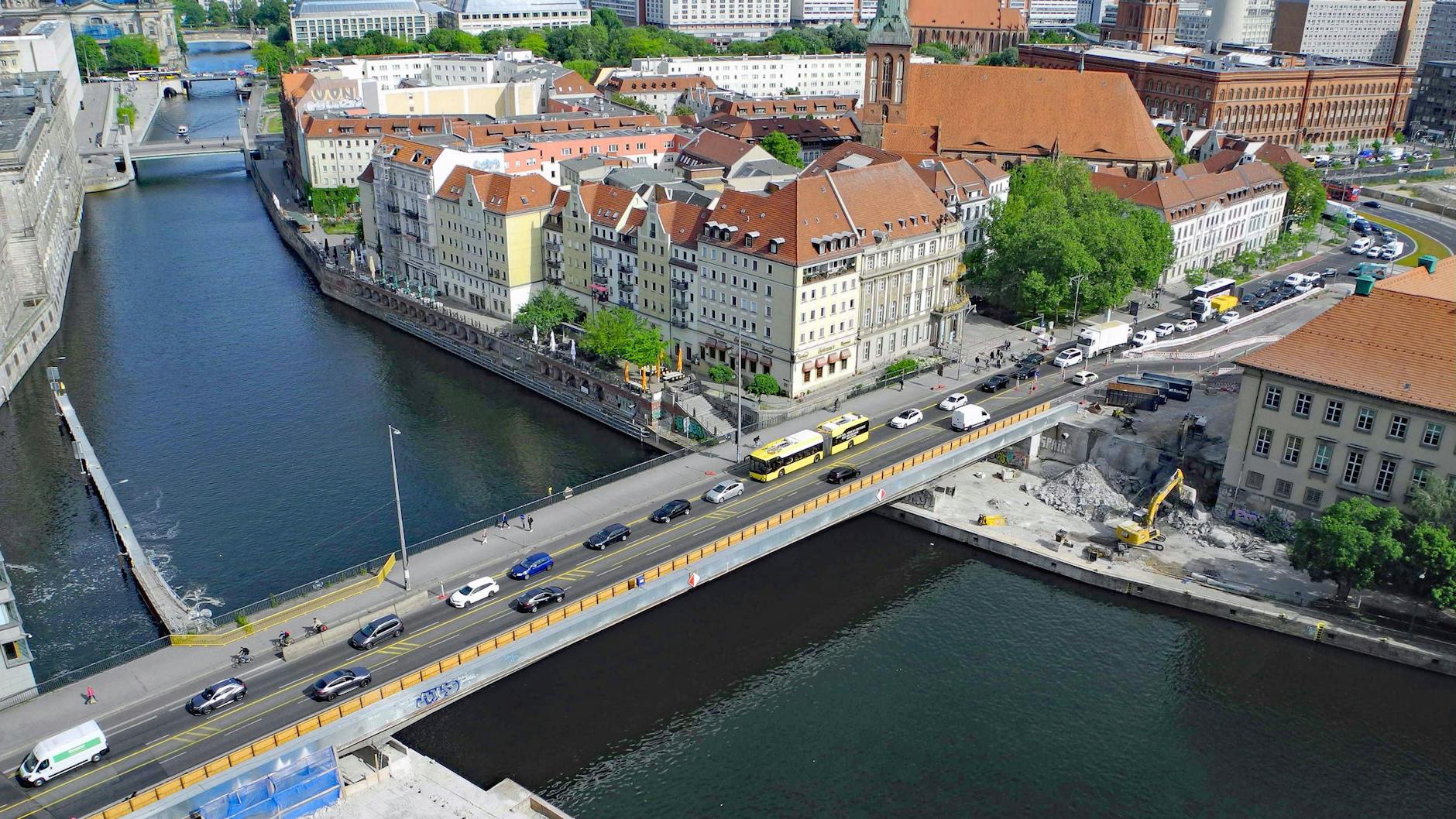 Hier gründeten nicht nur die Abrafaxe im Mosaik Berlin, hier passierte es auch wirklich: Das heutige Nikolaiviertel ist der Ursprung von Berlin, wo es vor 860 Jahren nur Wald und Sumpf gab. Der Mühlendamm war die Verbindung zur damaligen Schwesternstadt Cölln.
