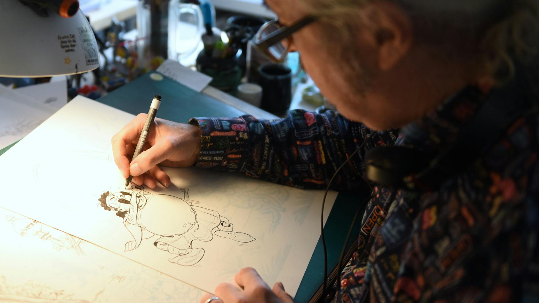 Ganz klassisch mit dem Stift zeichnet Andreas Schulze für die Berlin-Geschichte des DDR-Kultcomics Mosaik den Markgrafen Albrecht.