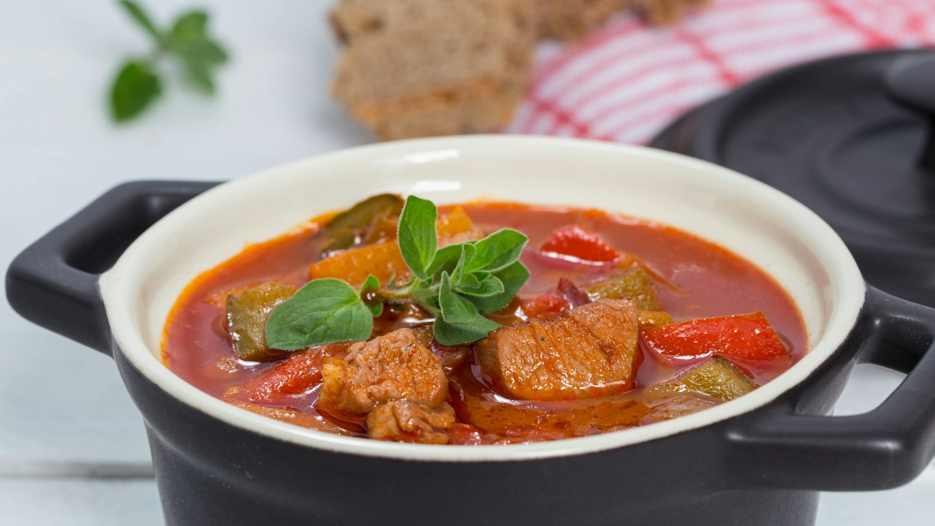 Pörkölt schmeckt besonders im Herbst und Winter gut - und das Rezept ist einfach herrlich für ein schnelles Abendessen.