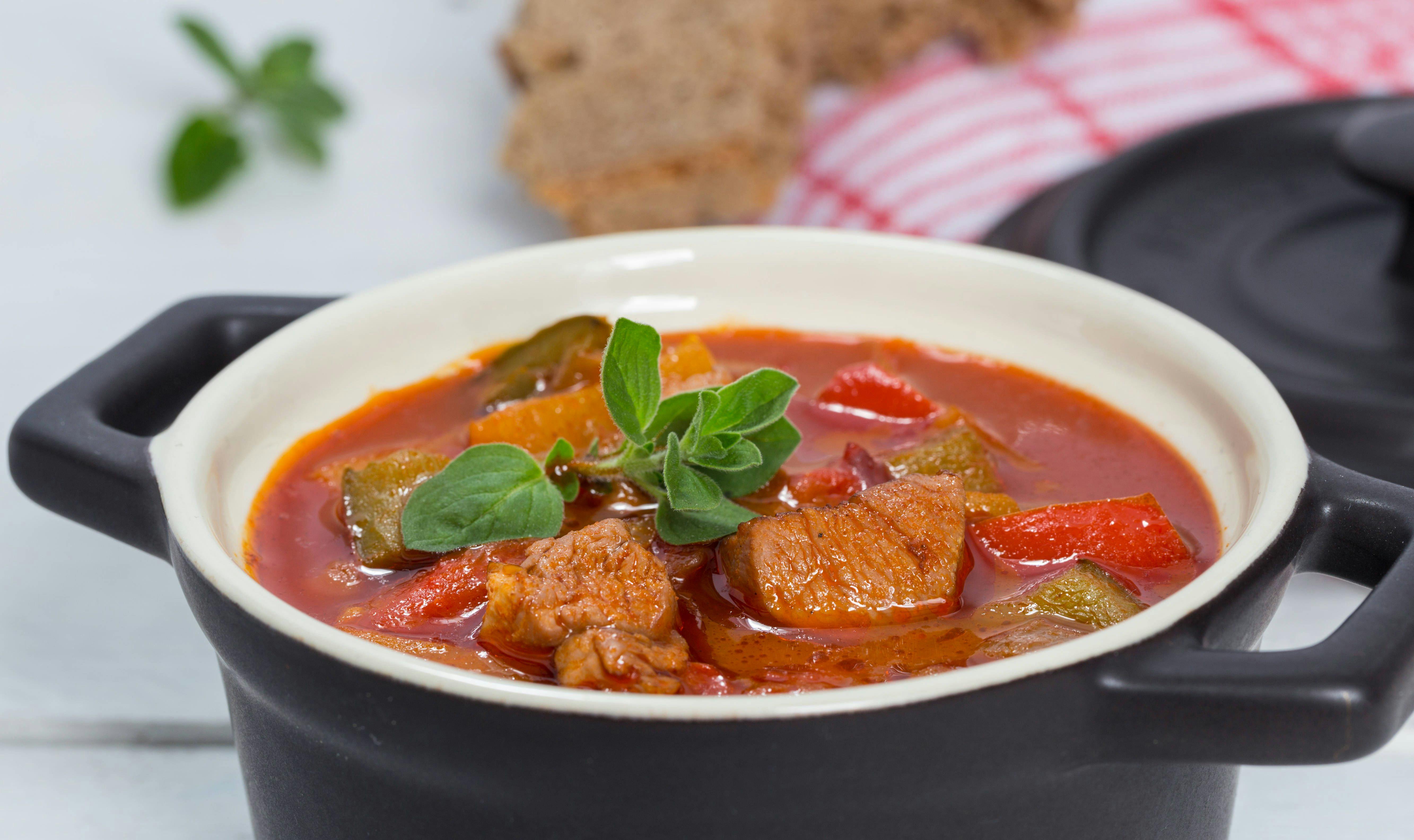 Kennen Sie Kalbspörkölt? Das beste Rezept für Gulasch aus Ungarn! Kennen Sie Kalbspörkölt? Das beste Rezept für Gulasch aus Ungarn!