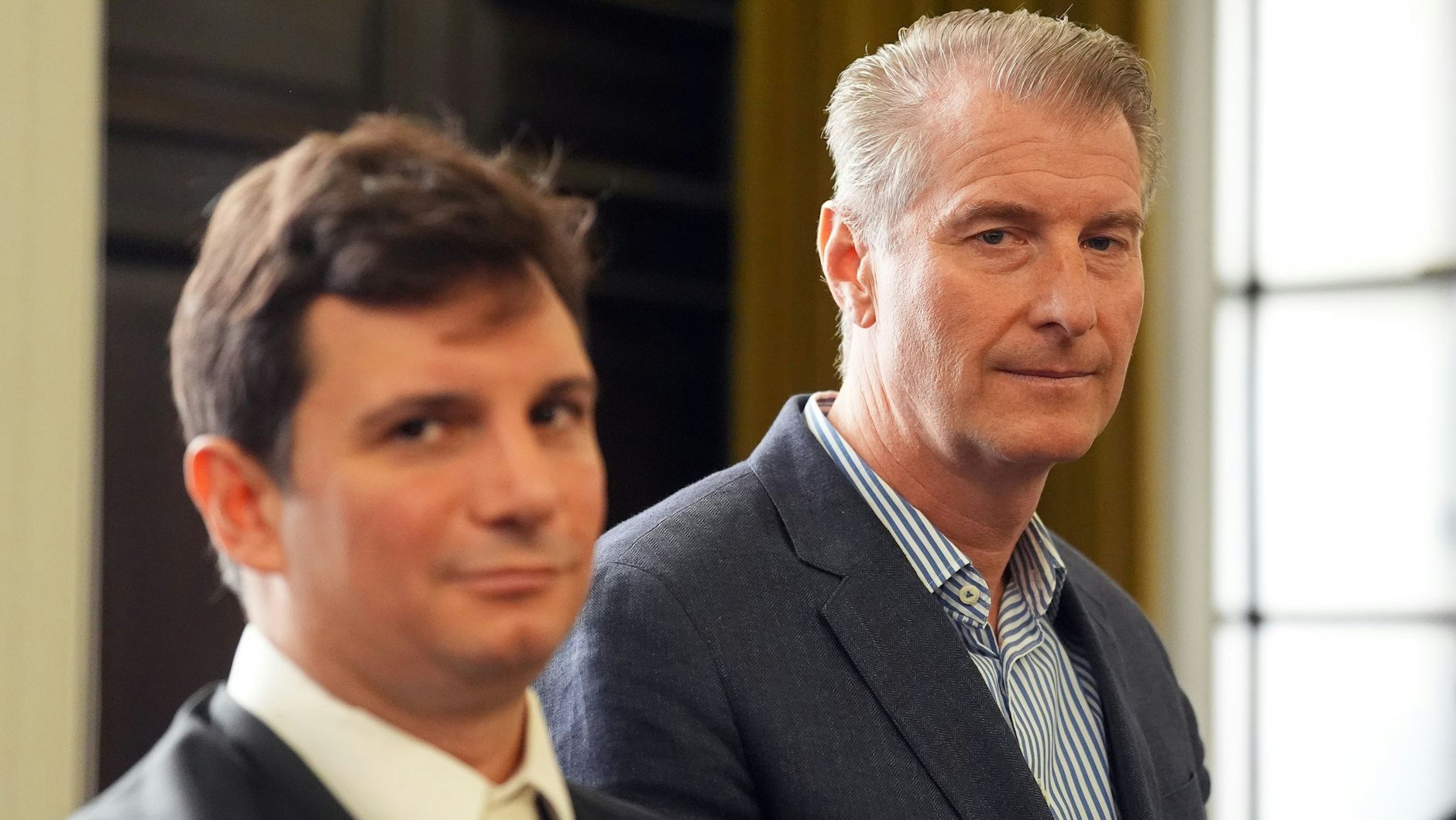 Am Dienstag auf dem Weg in den Gerichtssaal: Anwalt Philip von der Meden (li.), Vertreter der Nebenklage, und Stephan Hensel, Ex-Ehemann und Vater der Kinder. 