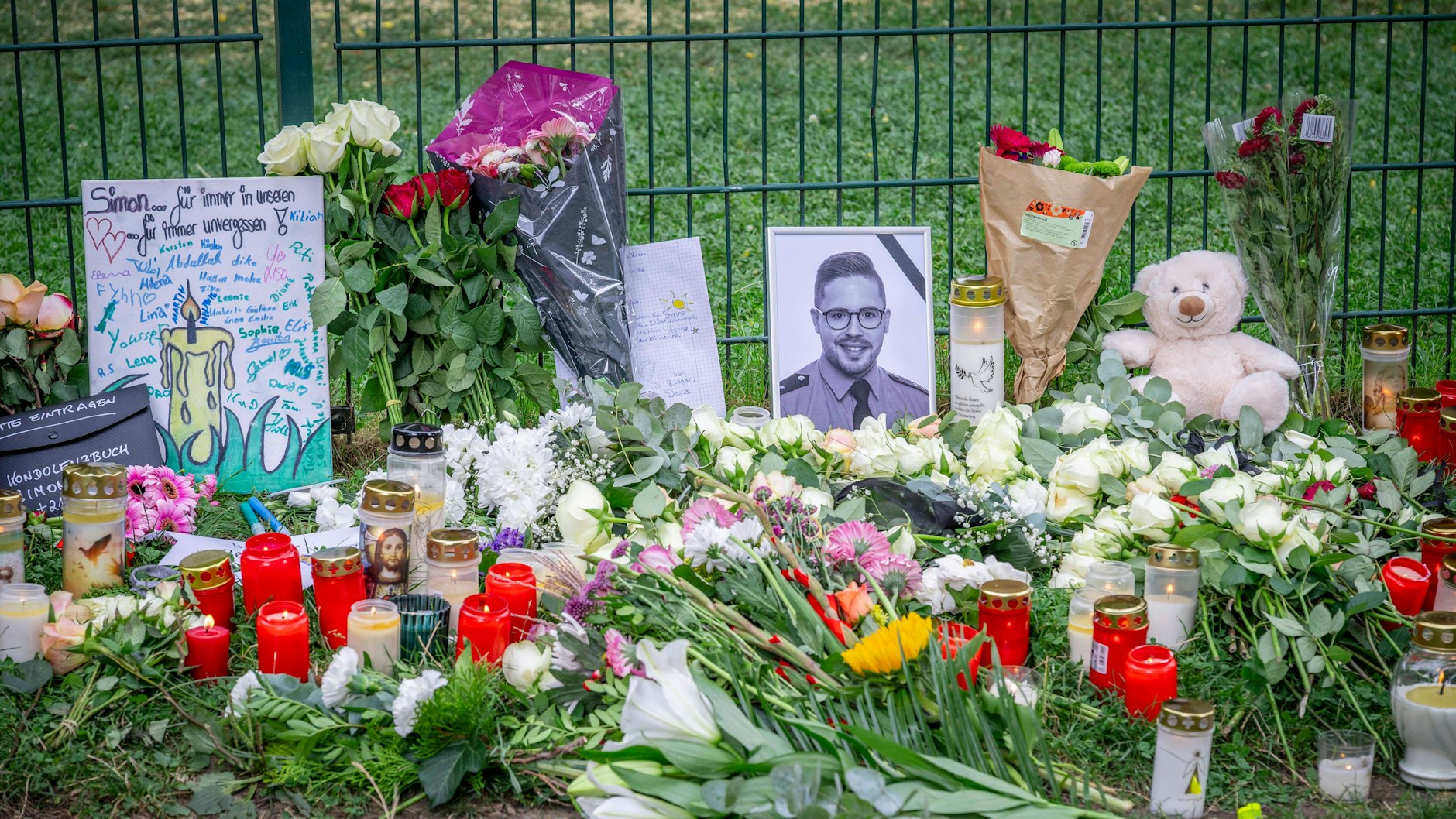 Das Entsetzen und die Trauer sind groß im saarländischen Völklingen. Blumen und Kerzen wurden zum Gedenken an den getöteten Polizisten Simon B. in der Nähe des Tatorts abgelegt.